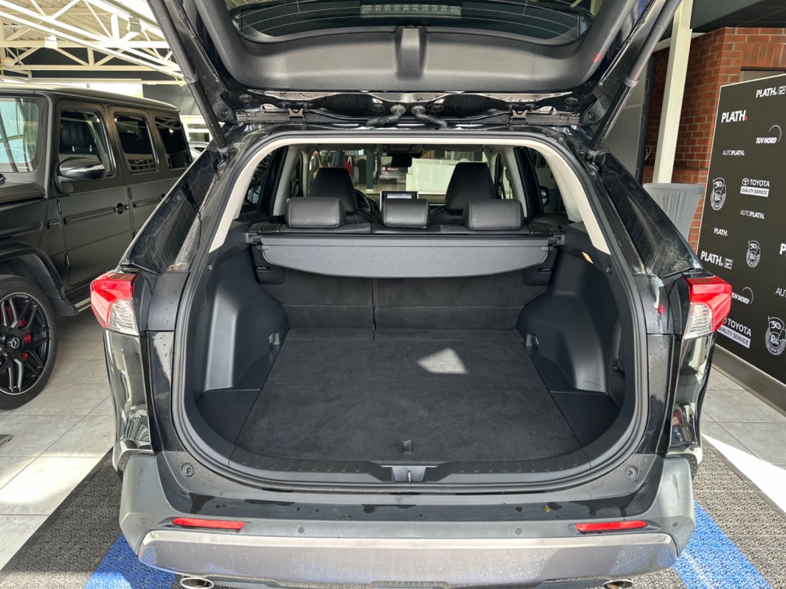 Toyota RAV 4 Hybrid - Samsaru's Car Outlet