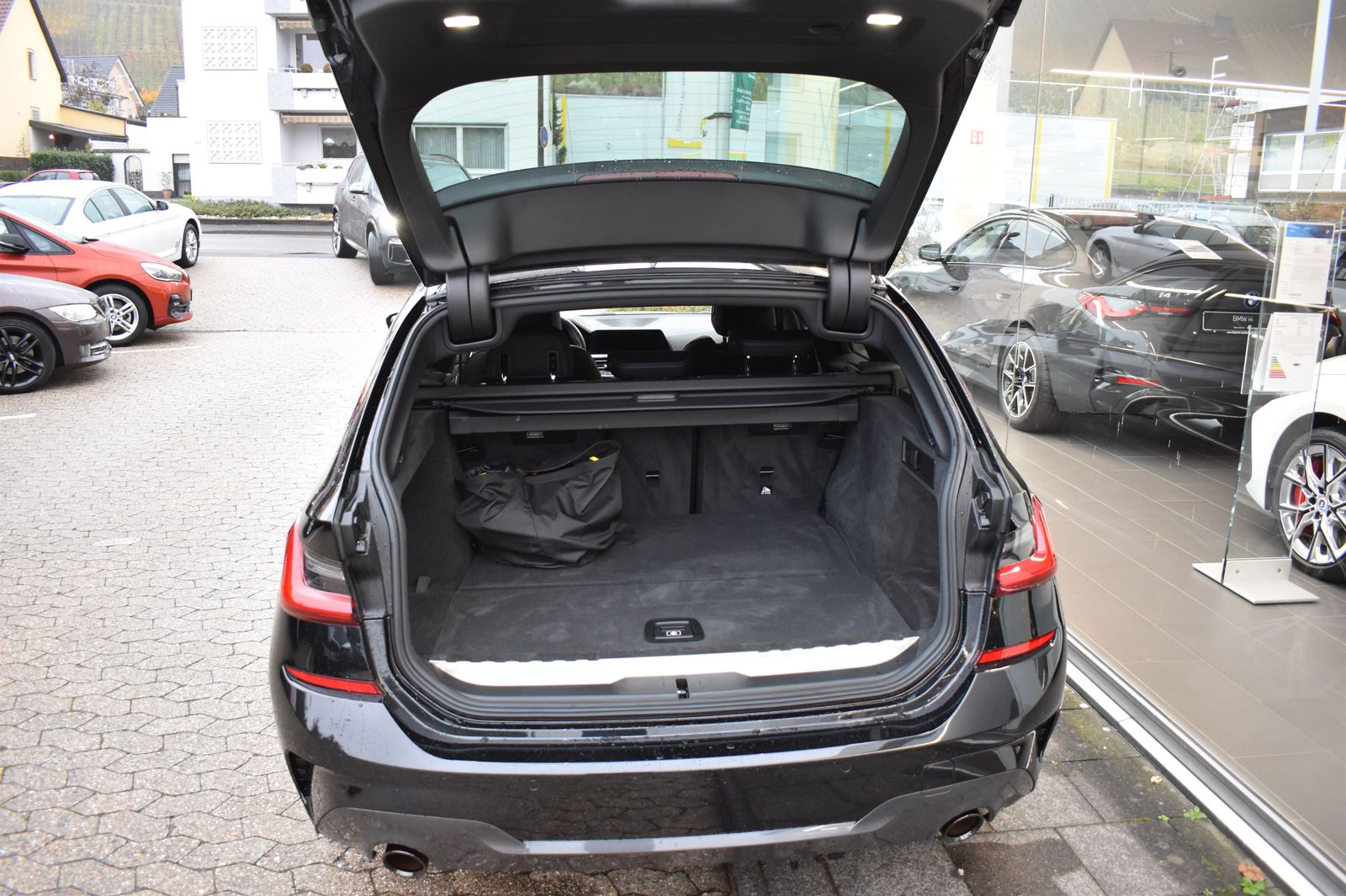 BMW 330e Touring M Sport - Samsaru's Car Outlet