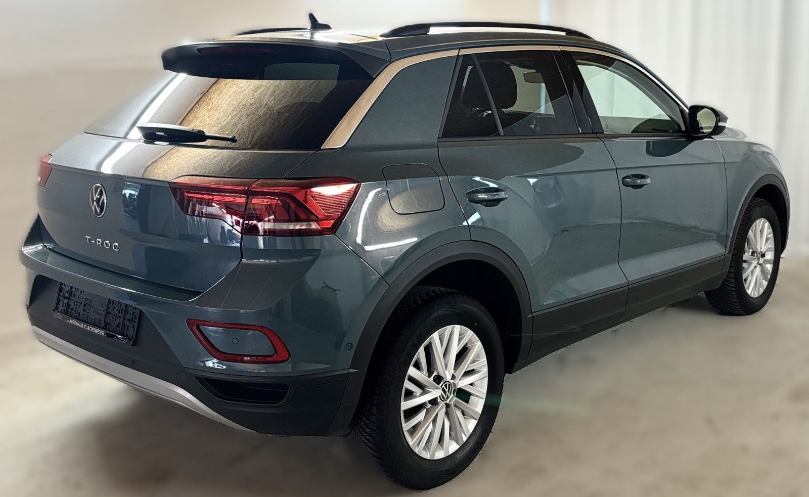 Volkswagen T-Roc Life - Samsaru's Car Outlet