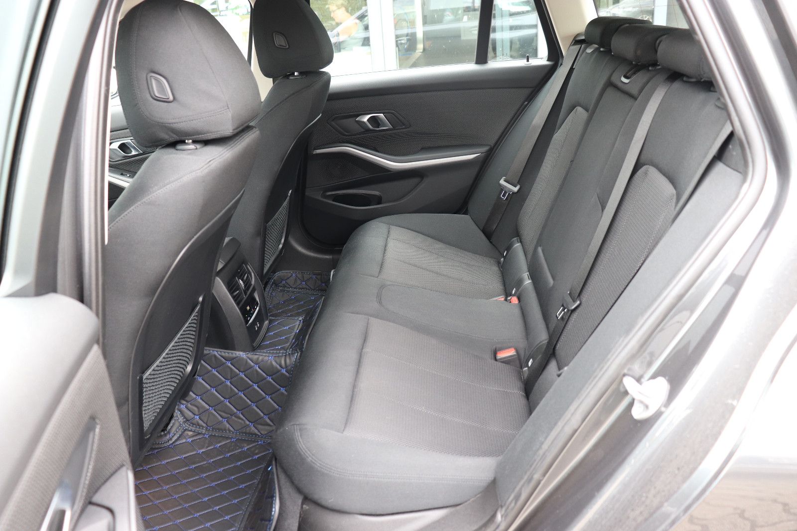 BMW 320i Touring Advantage - Samsaru's Car Outlet