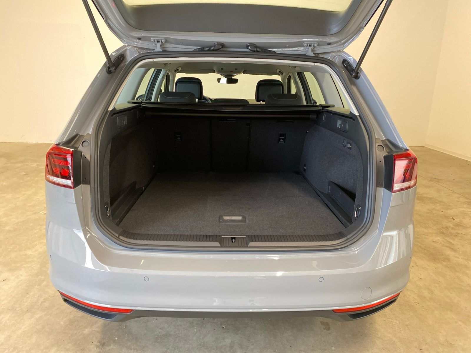 Volkswagen Passat Variant 2.0 TDI Business - Samsaru's Car Outlet