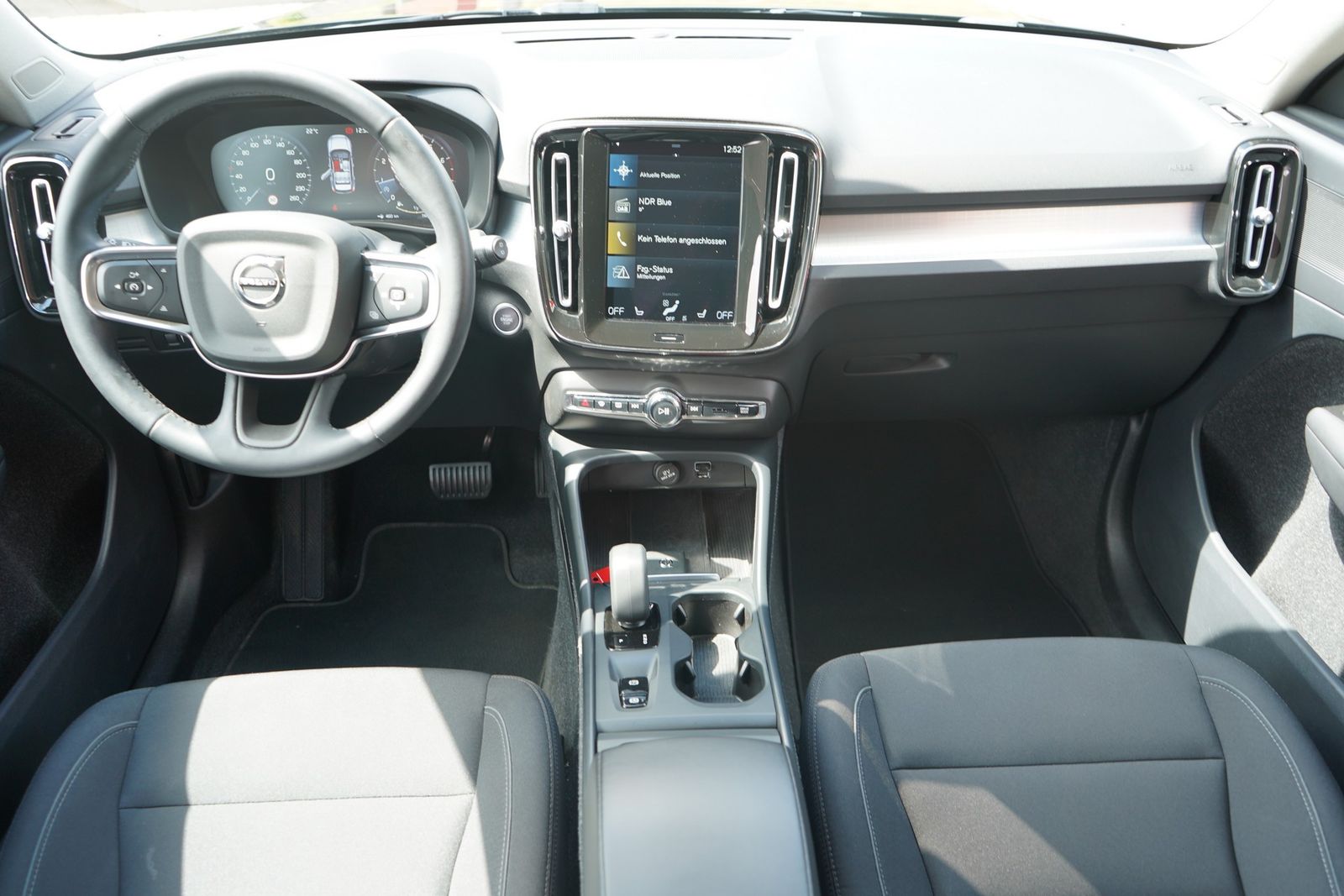 Volvo XC 40 T3 2WD Momentum Pro - Samsaru's Car Outlet