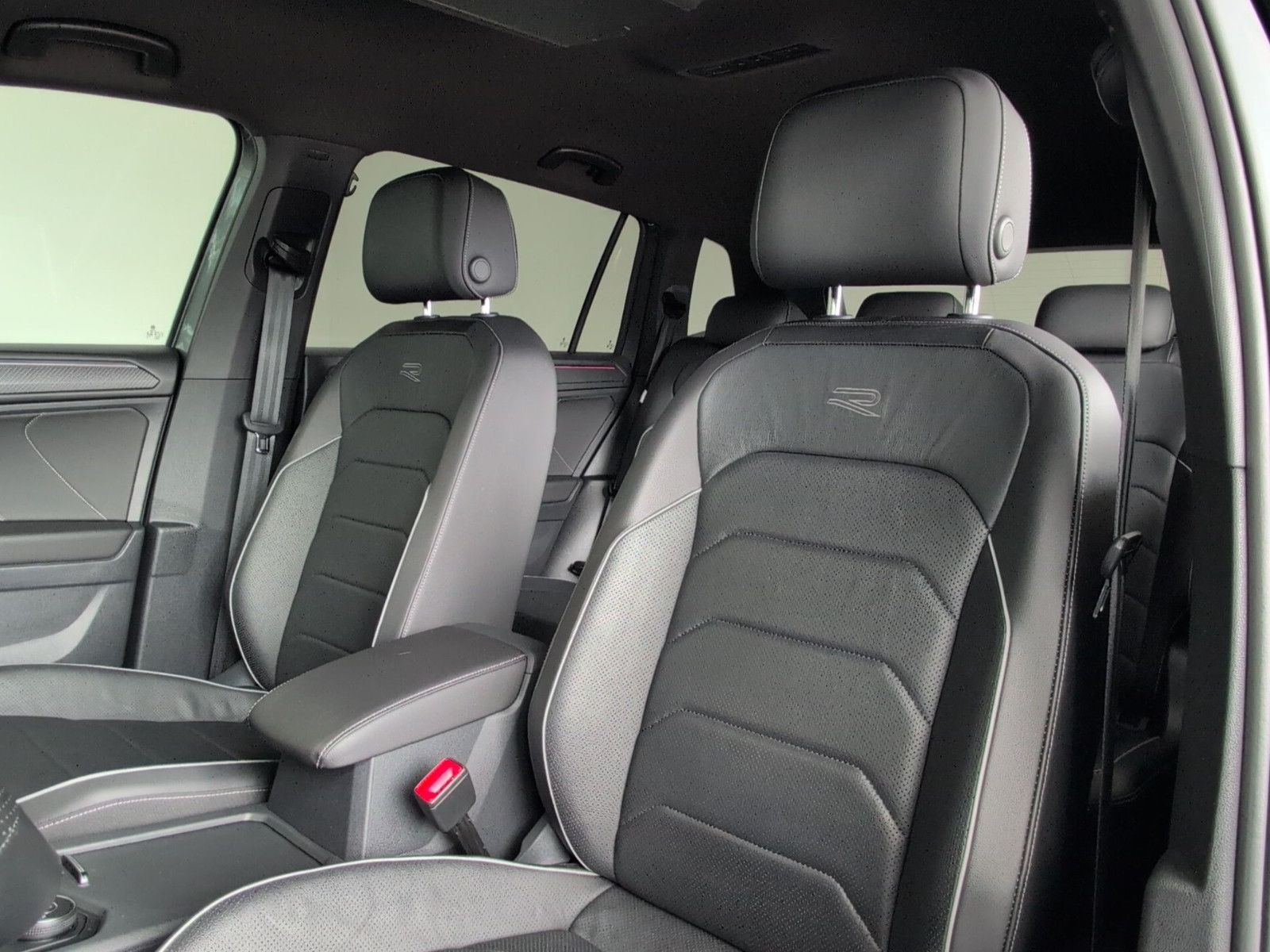 Volkswagen Tiguan Allspace R-LINE AHK-schw LEDER 20" 360°