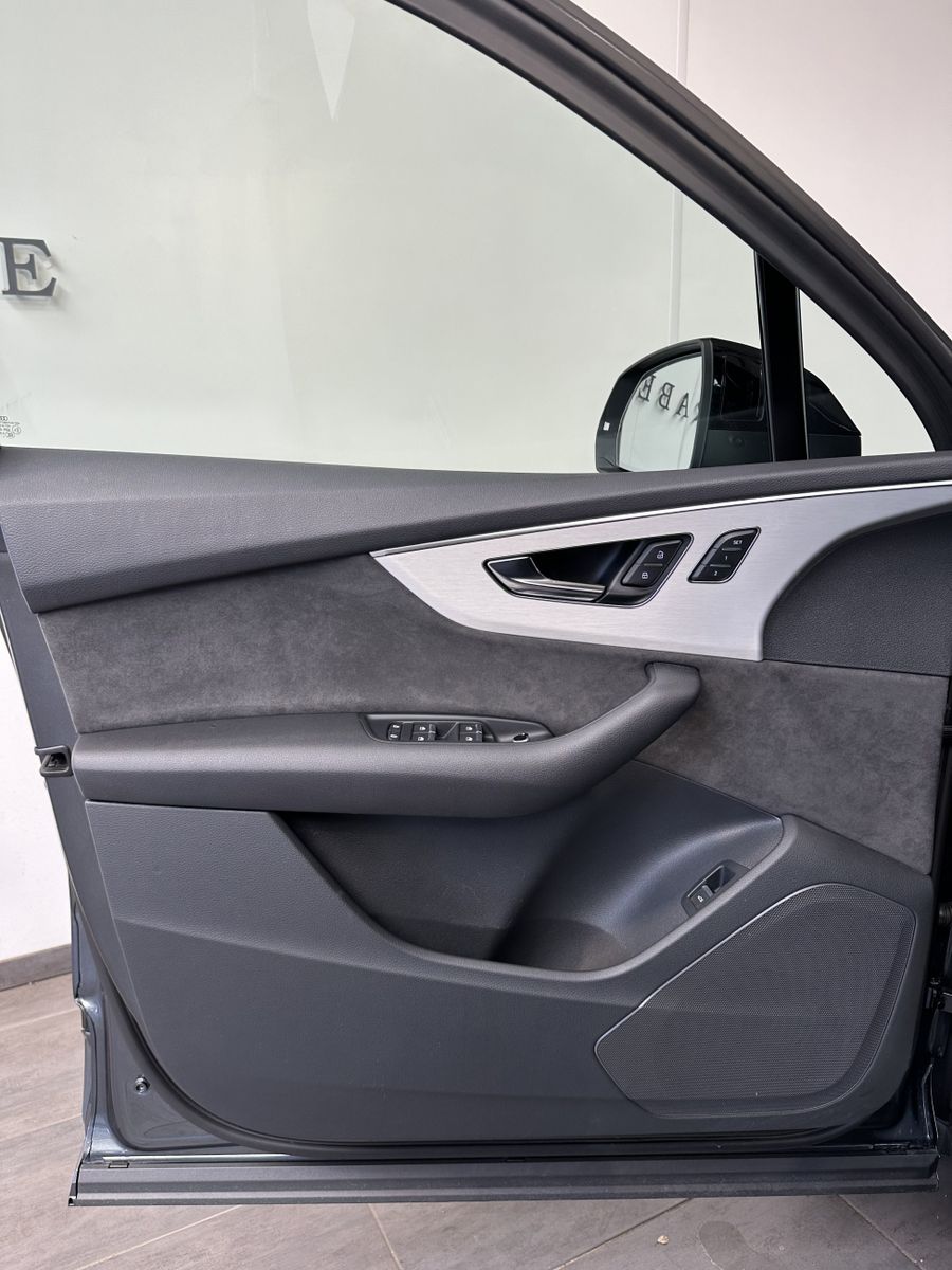 Audi Q7 50 TDI S-Line Black 7Sitzer NAV+MATRIX+AHK+VC