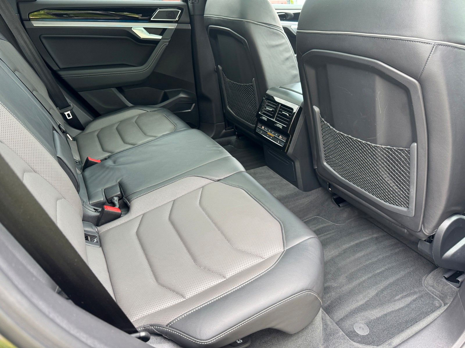 Volkswagen Touareg R-Line 4Motion - Samsaru's Car Outlet