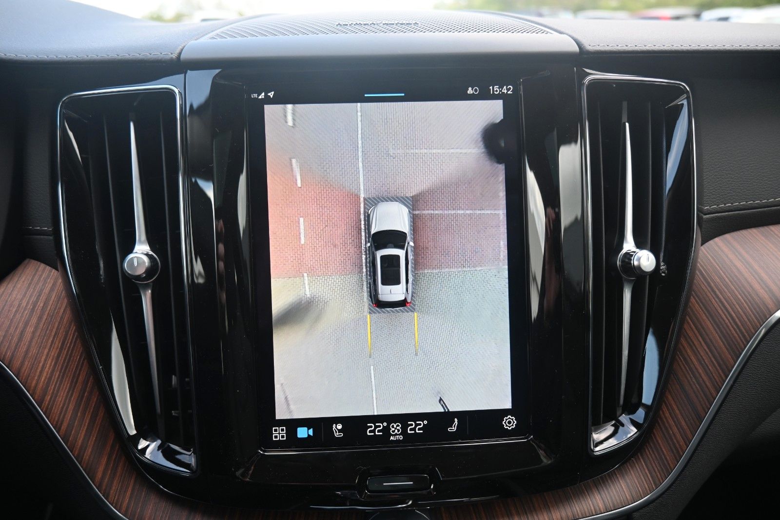 Volvo XC60 B4 D AWD Ultimate Dark*STDHZG*360°*LUFT*ACC