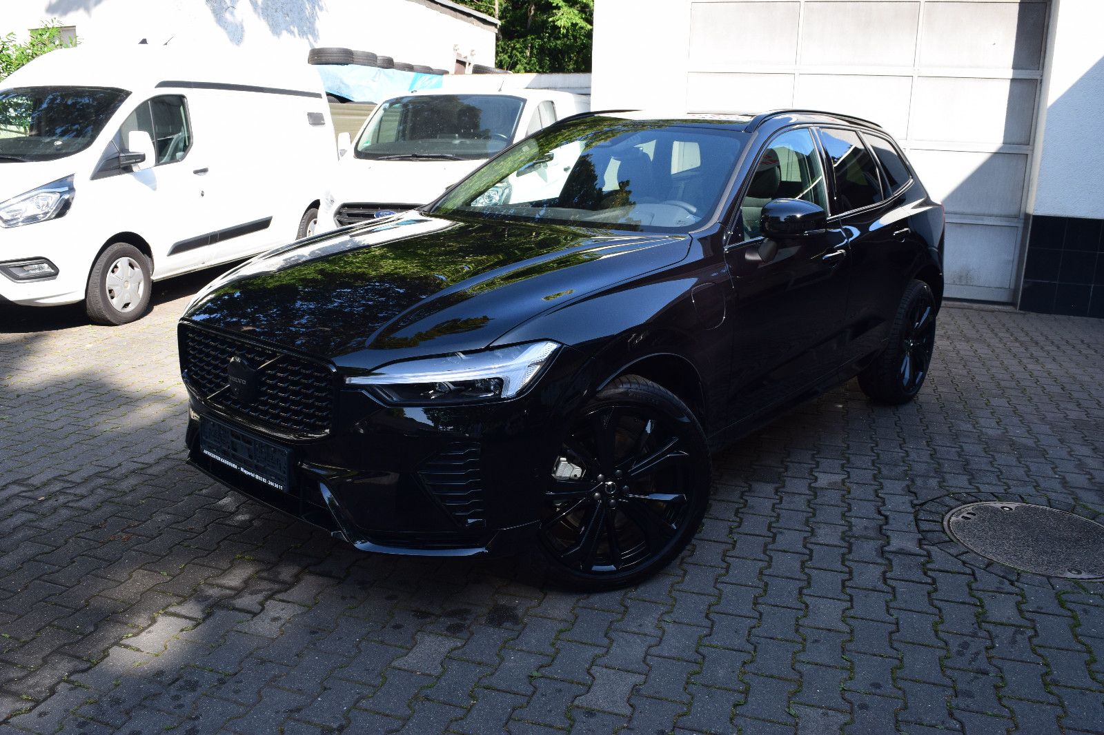 Volvo XC60 T6 AWD Black Edition - Samsaru's Car Outlet