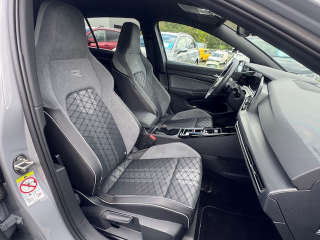 Volkswagen Golf VIII R-Line 1.5 eTSI DSG - Samsaru's Car Outlet