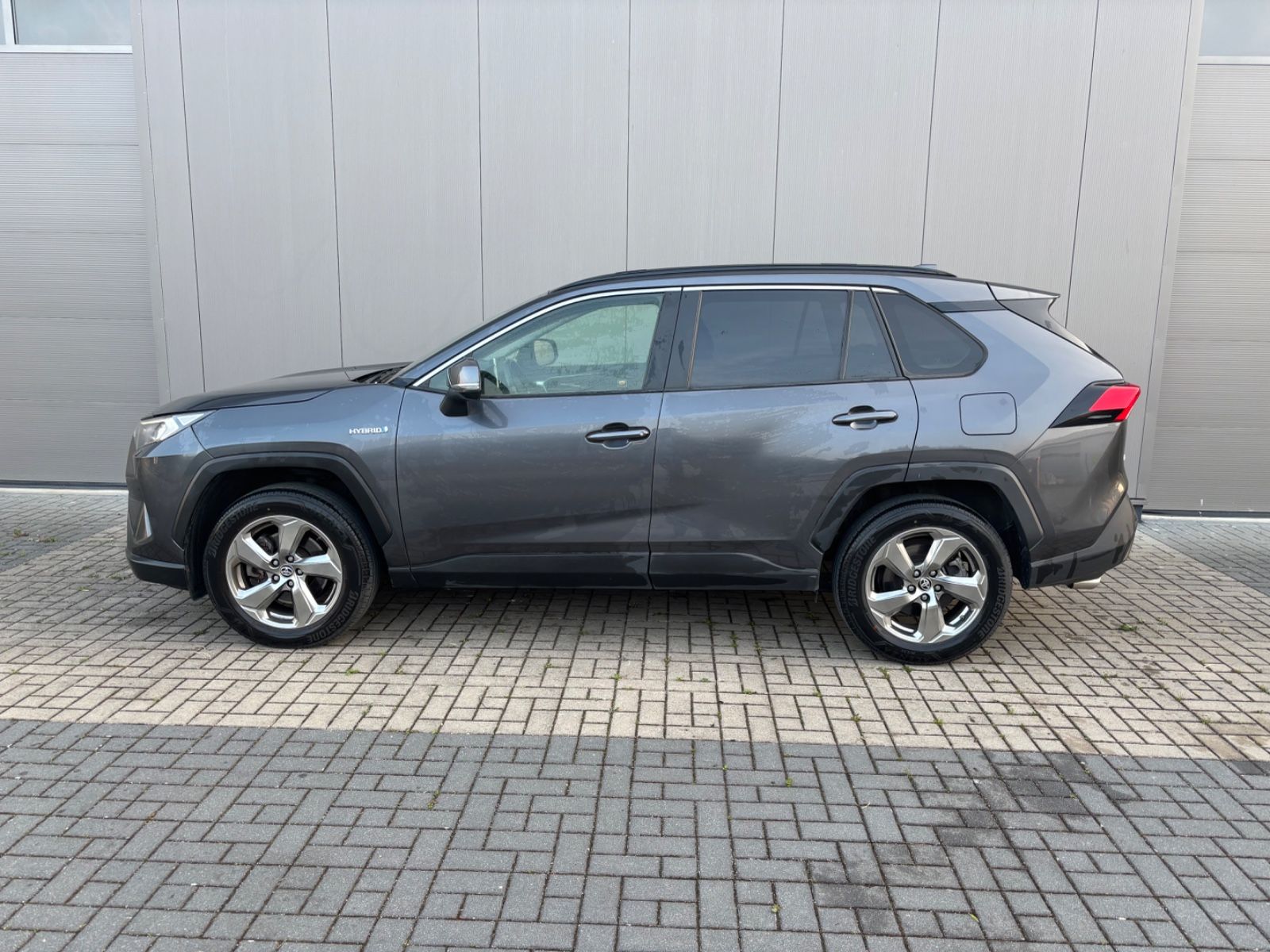 Toyota RAV4 Hybrid 4x2 - Samsaru's Car Outlet