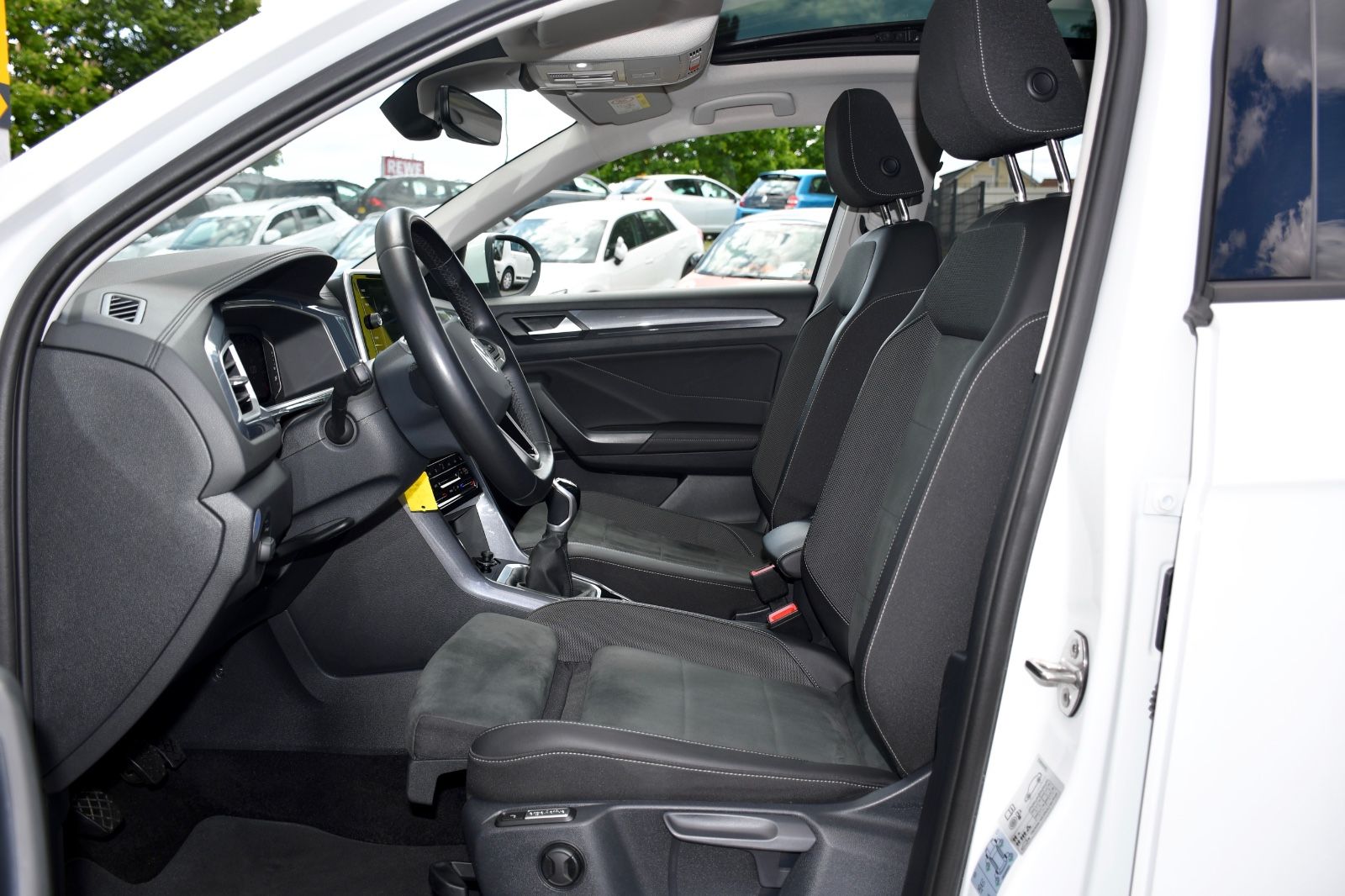 Volkswagen T-Roc Style - Samsaru's Car Outlet