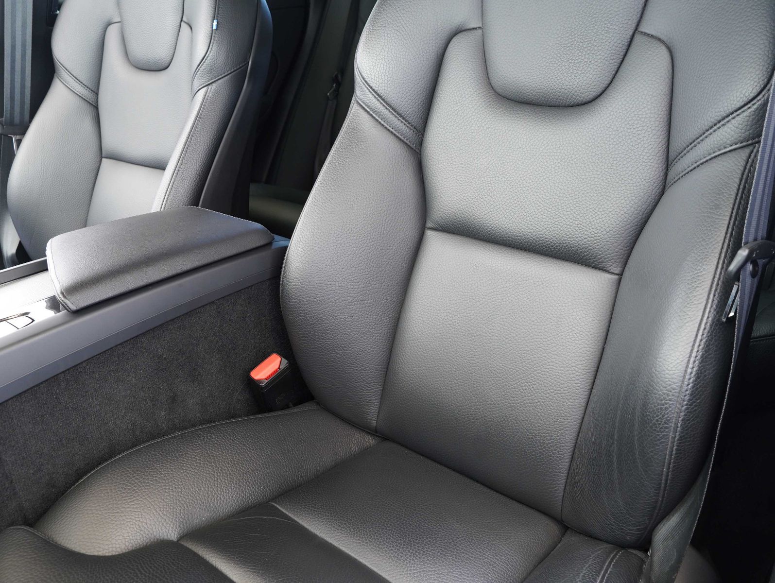 Volvo XC60 B4 B Plus Dark LED/NAVI/PILOT/ACC/KAMERA