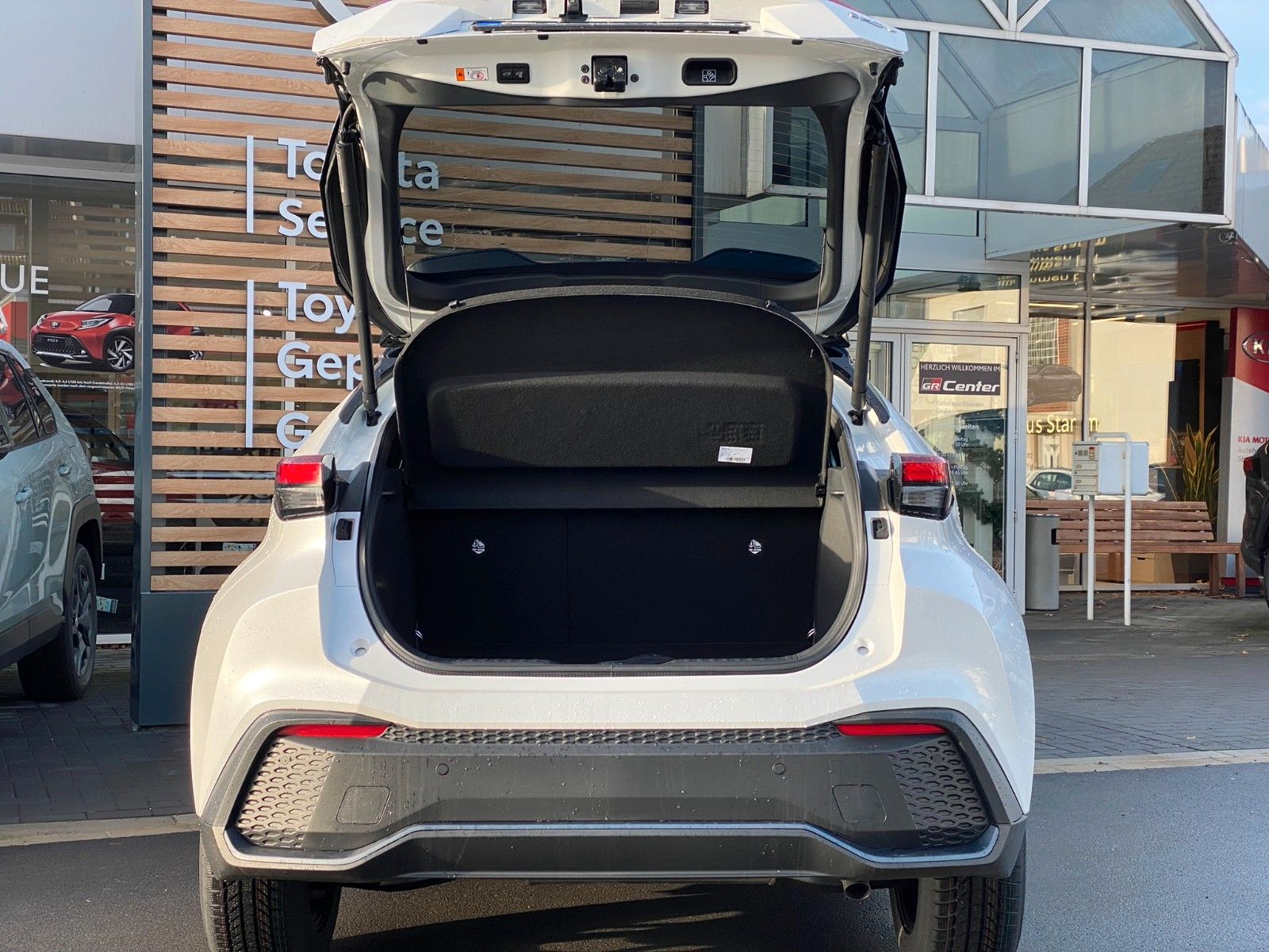 Toyota C-HR 1.8 Hybrid - Samsaru's Car Outlet