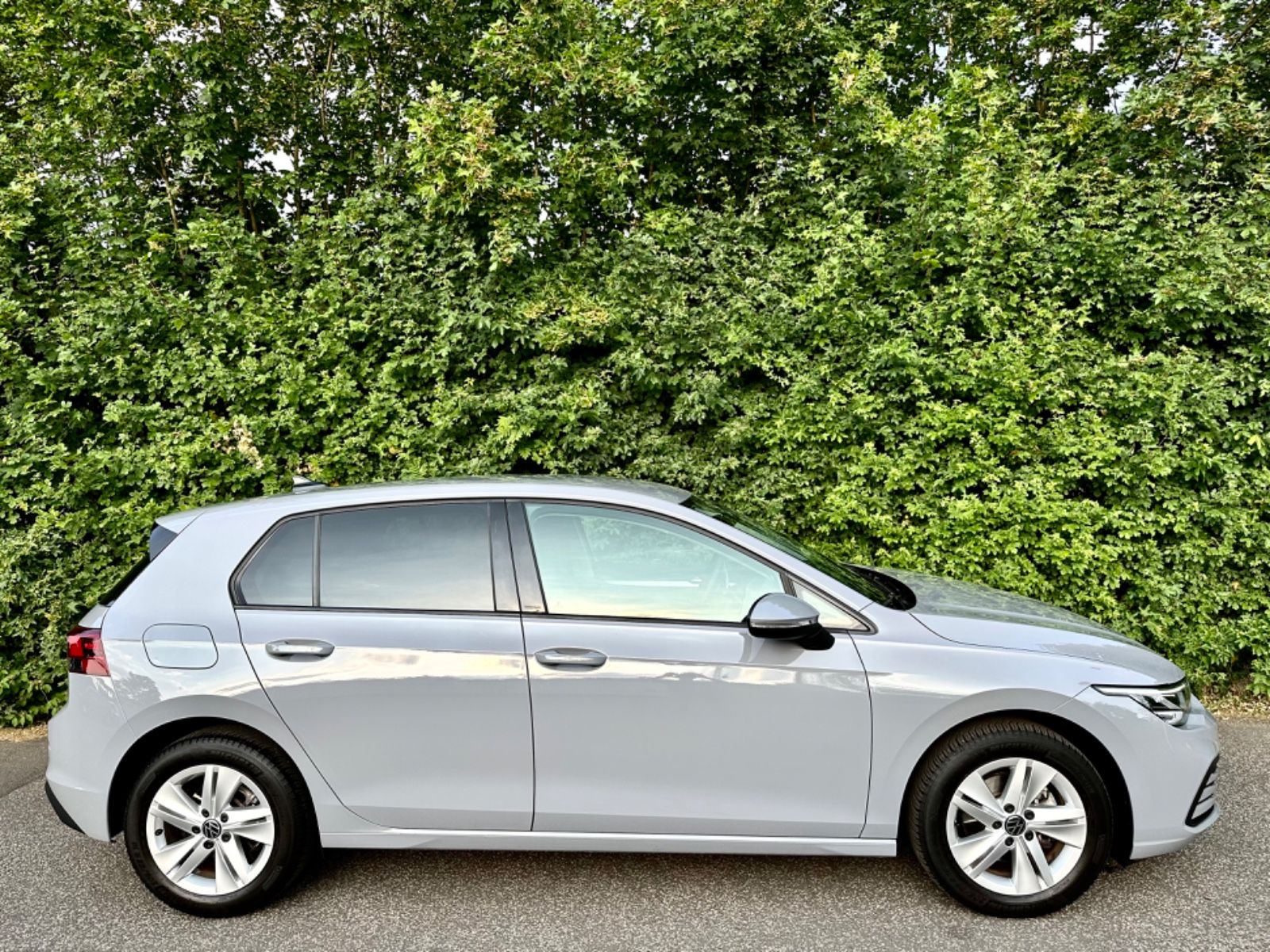 Volkswagen Golf VIII Lim.Life eTSI Automatik - Samsaru's Car Outlet