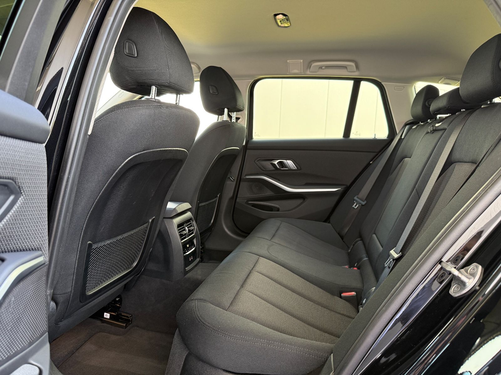 BMW 320 d - Samsaru's Car Outlet