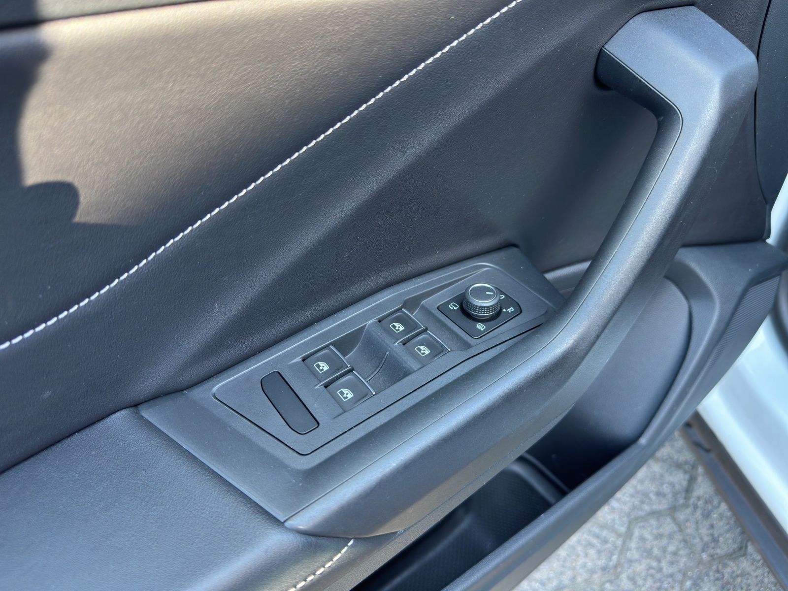 Volkswagen T-Roc R-Line 1.5 TSI PLUS - Samsaru's Car Outlet