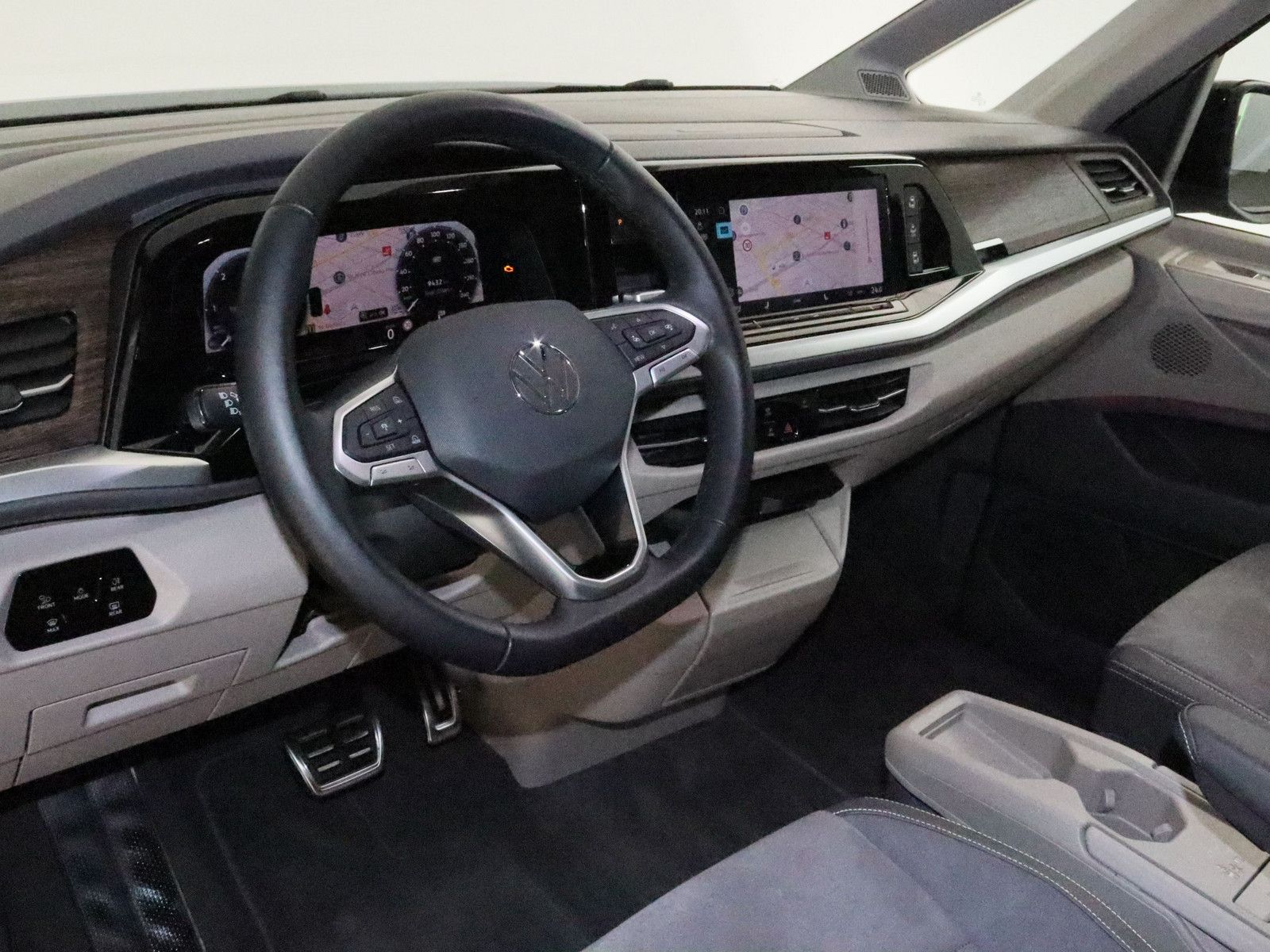 Volkswagen T7 Multivan 2.0 TDI Style - Samsaru's Car Outlet