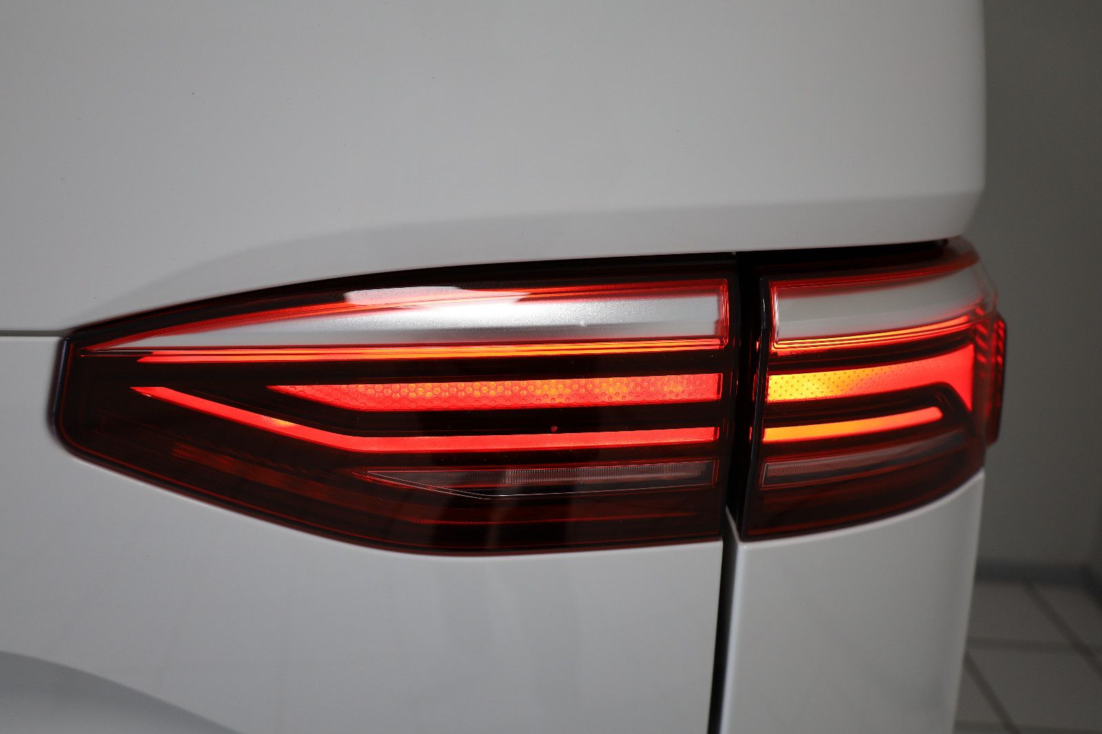 Volkswagen T7 2.0 TDI Multivan Edition - Samsaru's Car Outlet