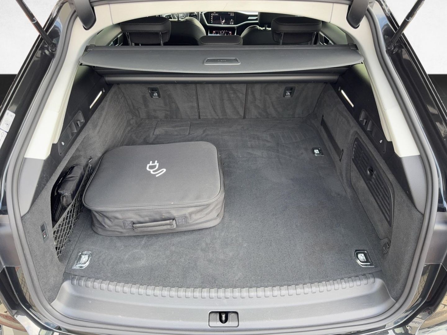 Audi A6 Avant 55 TFSIe quattro S-line - Samsaru's Car Outlet