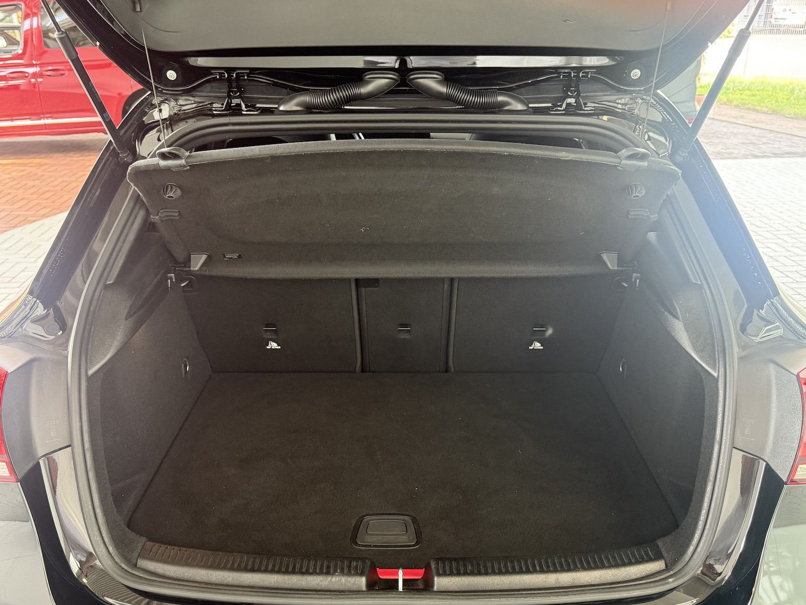Mercedes-Benz A 250 e AMG-LINE - Samsaru's Car Outlet