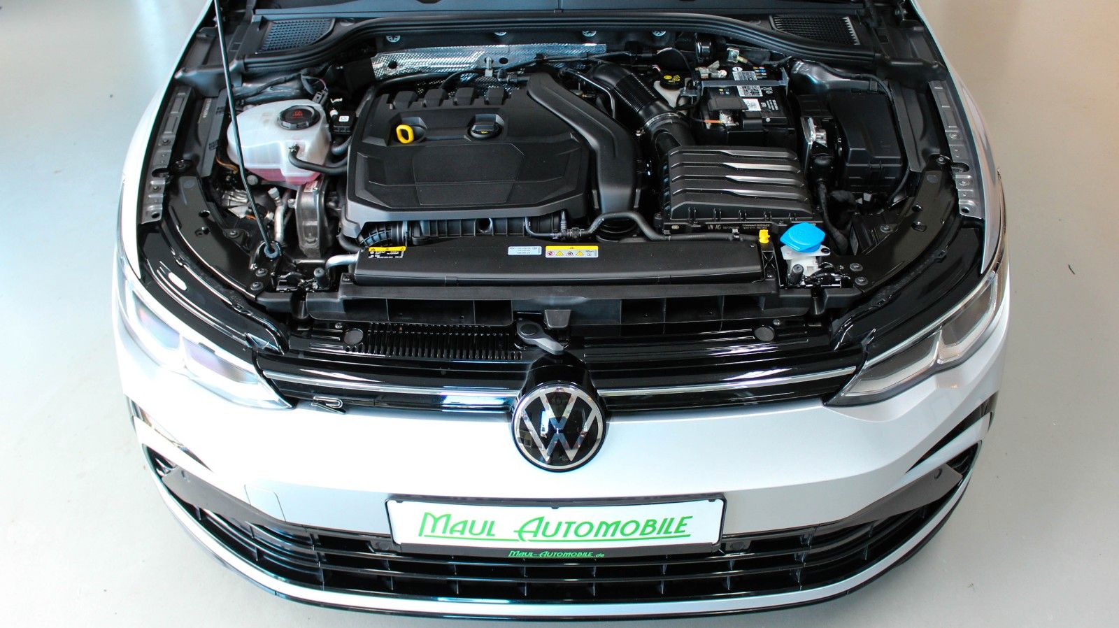 Volkswagen Golf VIII R-Line - Samsaru's Car Outlet