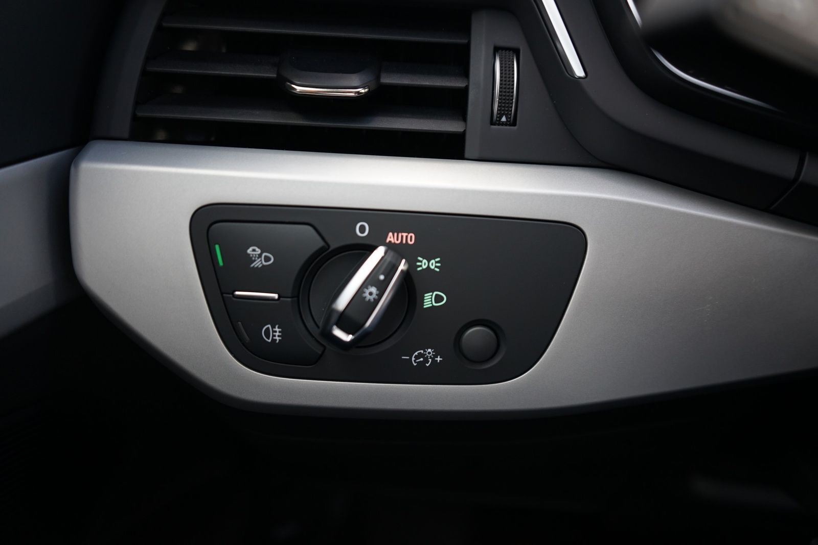 Audi A4 Avant 40 TFSI S line - Samsaru's Car Outlet