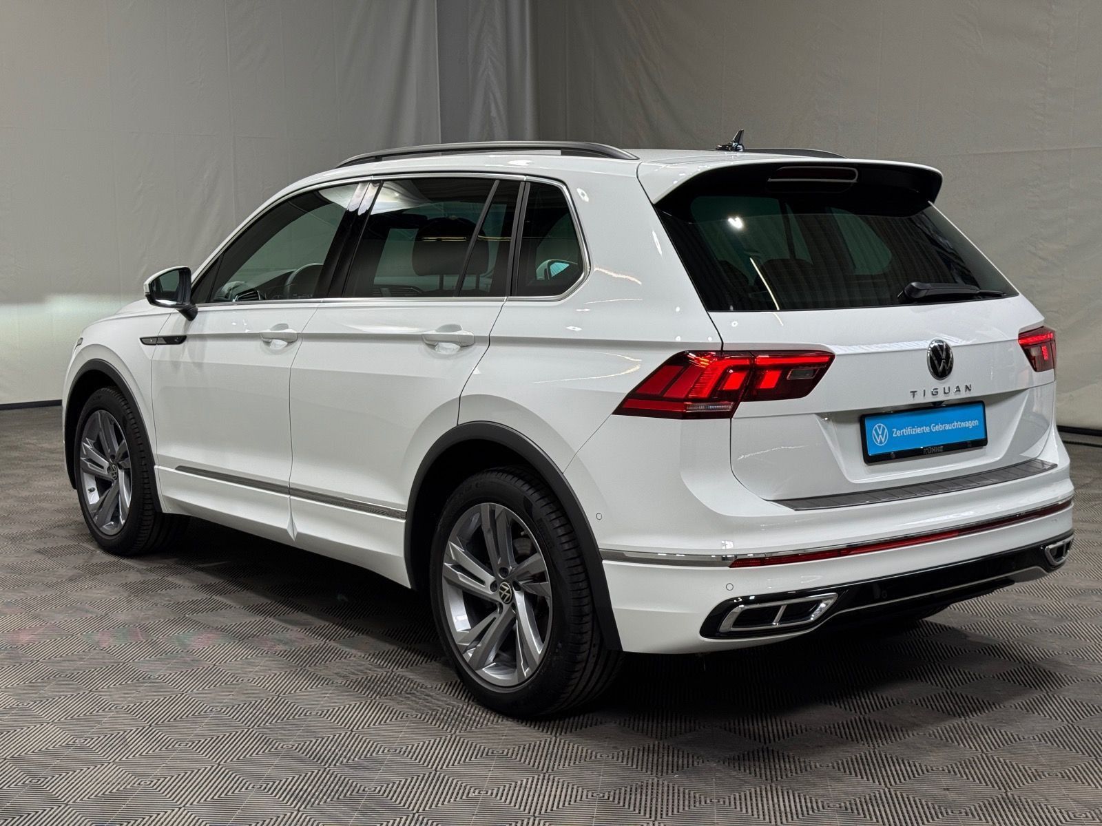 Volkswagen Tiguan R-Line 2.0 TDI DSG - Samsaru's Car Outlet