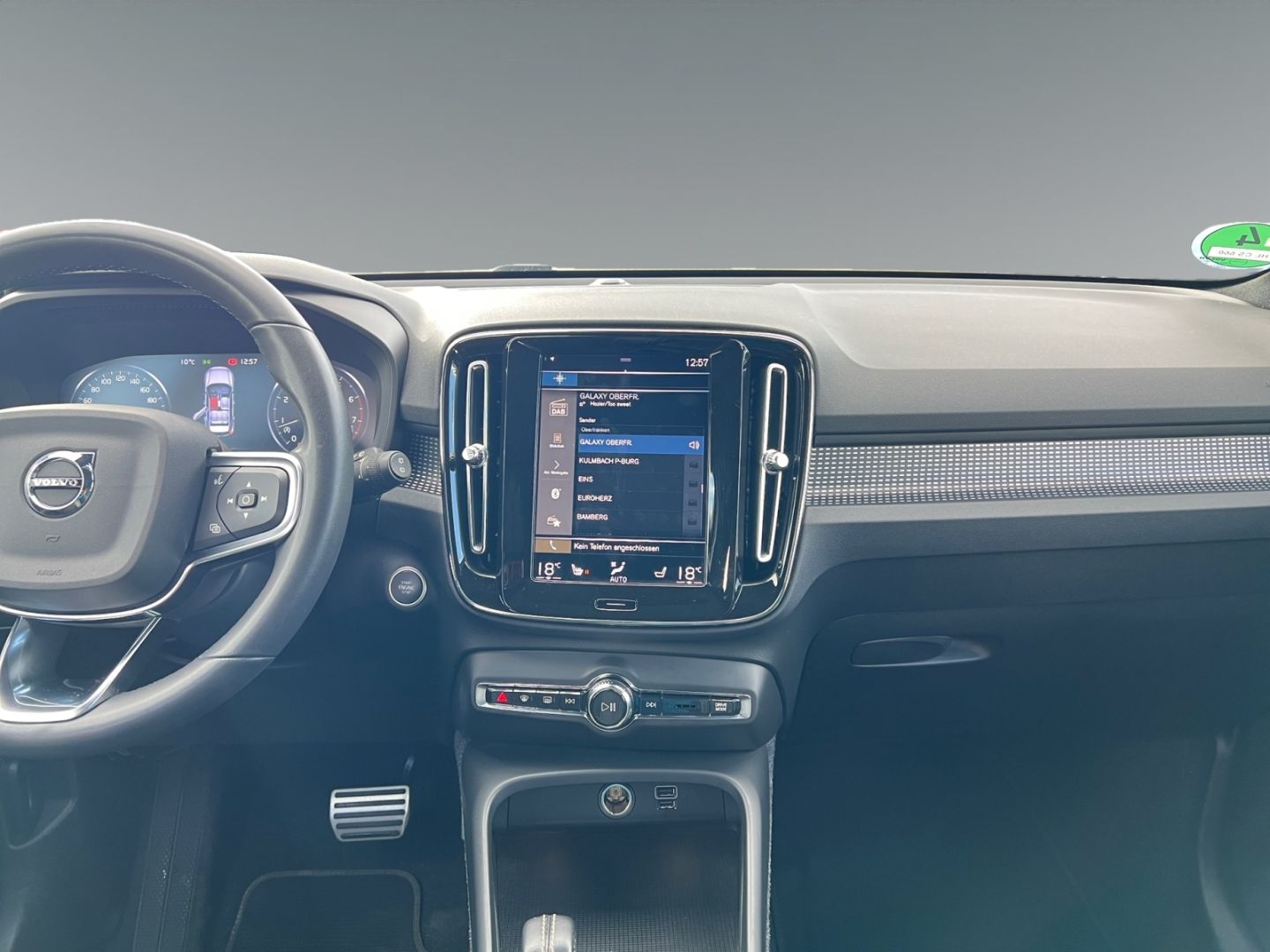 Volvo XC40 Plus Dark 2WD B4 StandHZG AHK El. Panodach