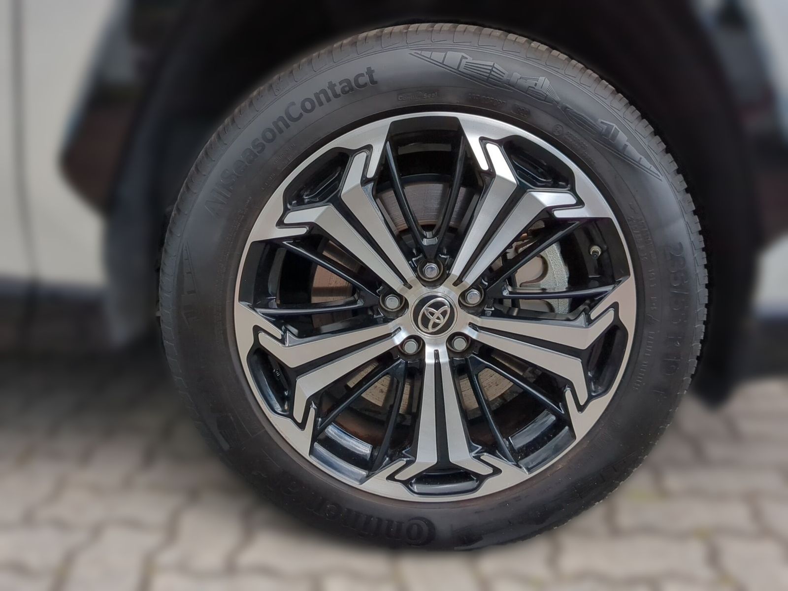 Toyota RAV4 2.5 - Samsaru's Car Outlet