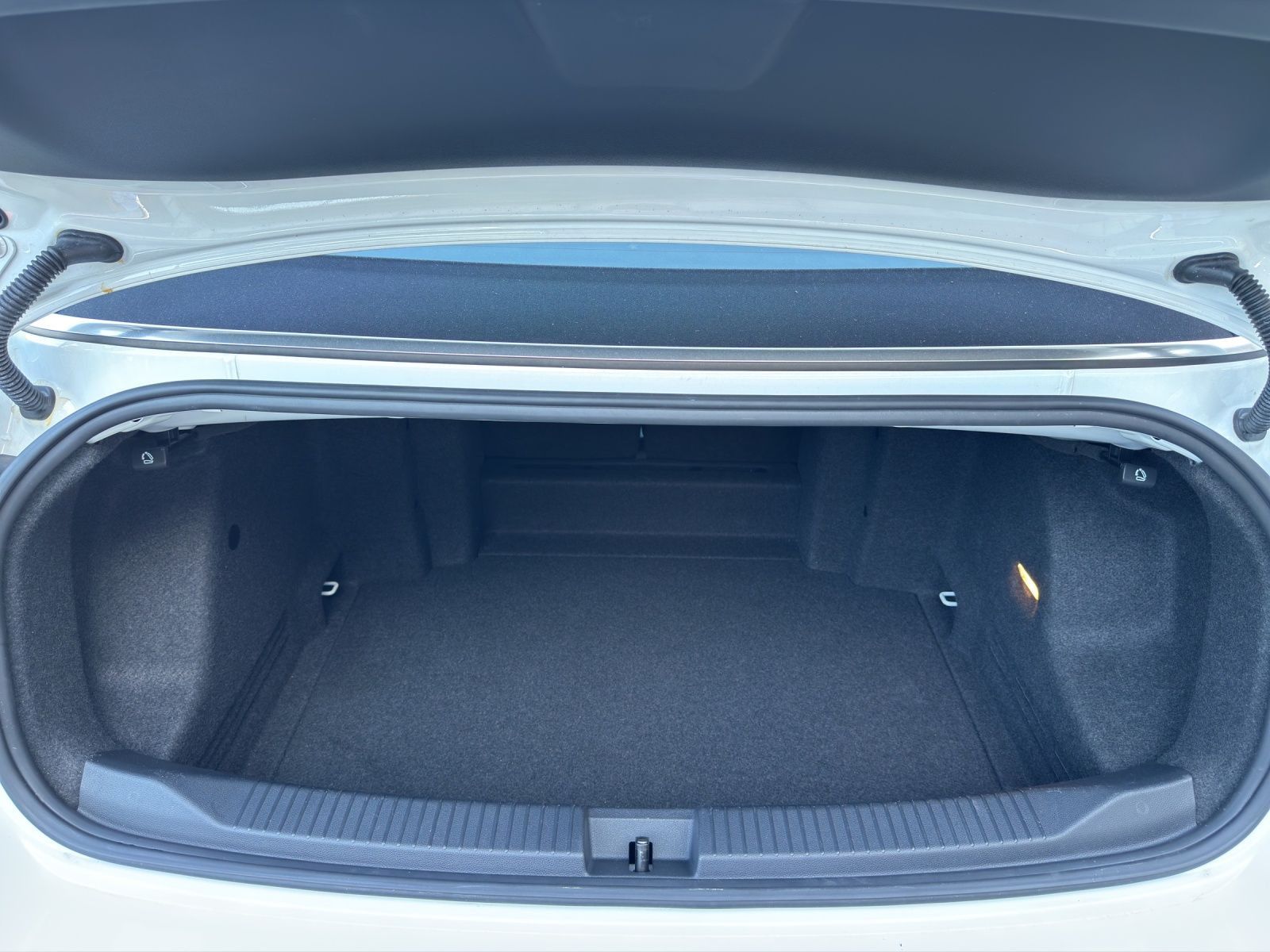 Volkswagen T-Roc R-Line 1.5 TSI PLUS - Samsaru's Car Outlet