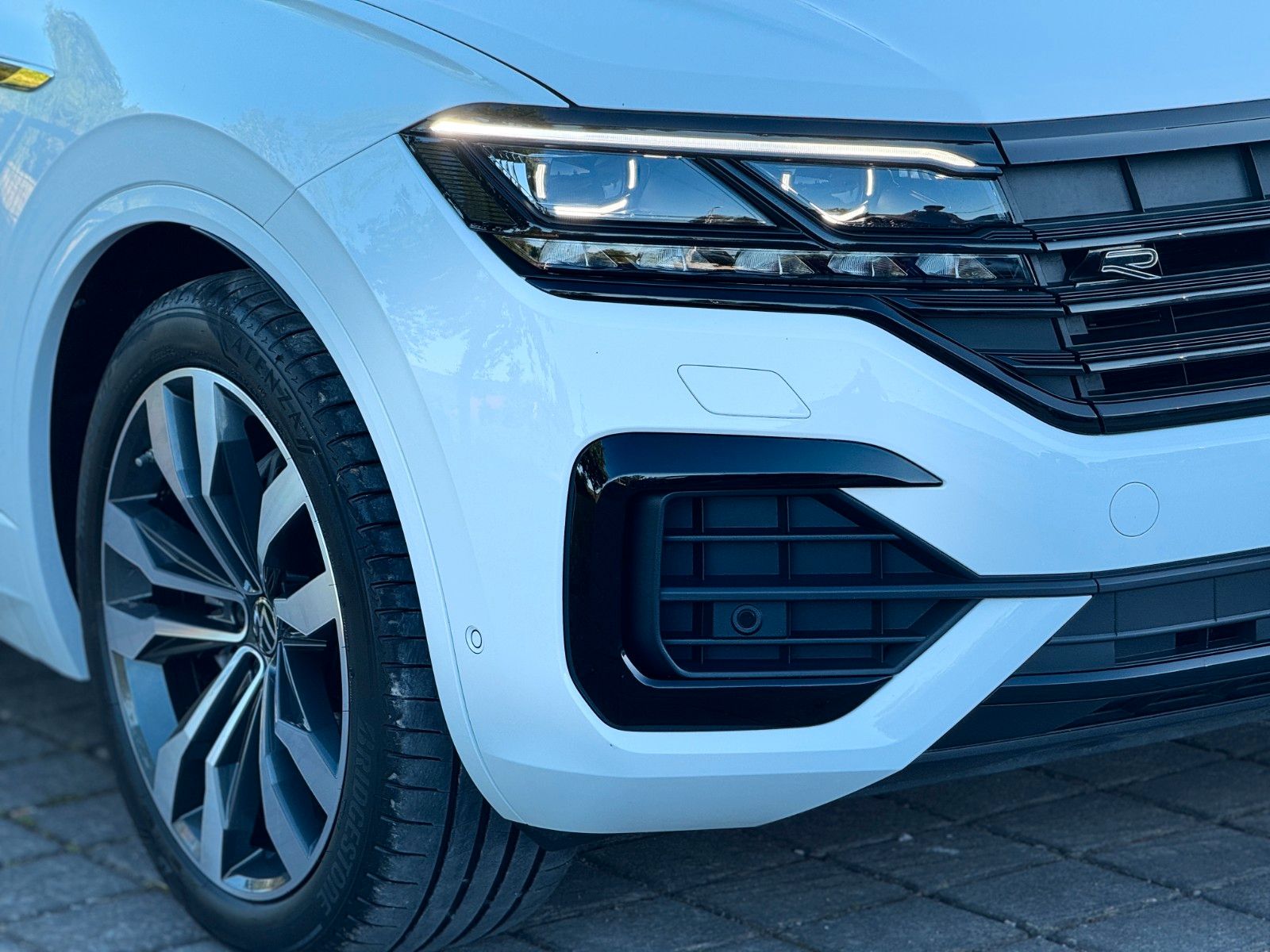 Volkswagen Touareg R-Line 4Motion - Samsaru's Car Outlet