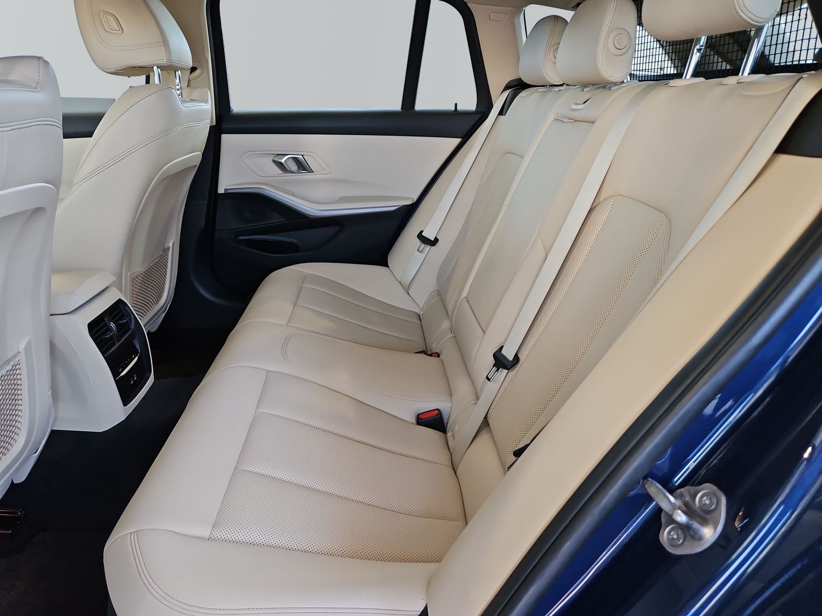BMW 330e Touring Advantage - Samsaru's Car Outlet