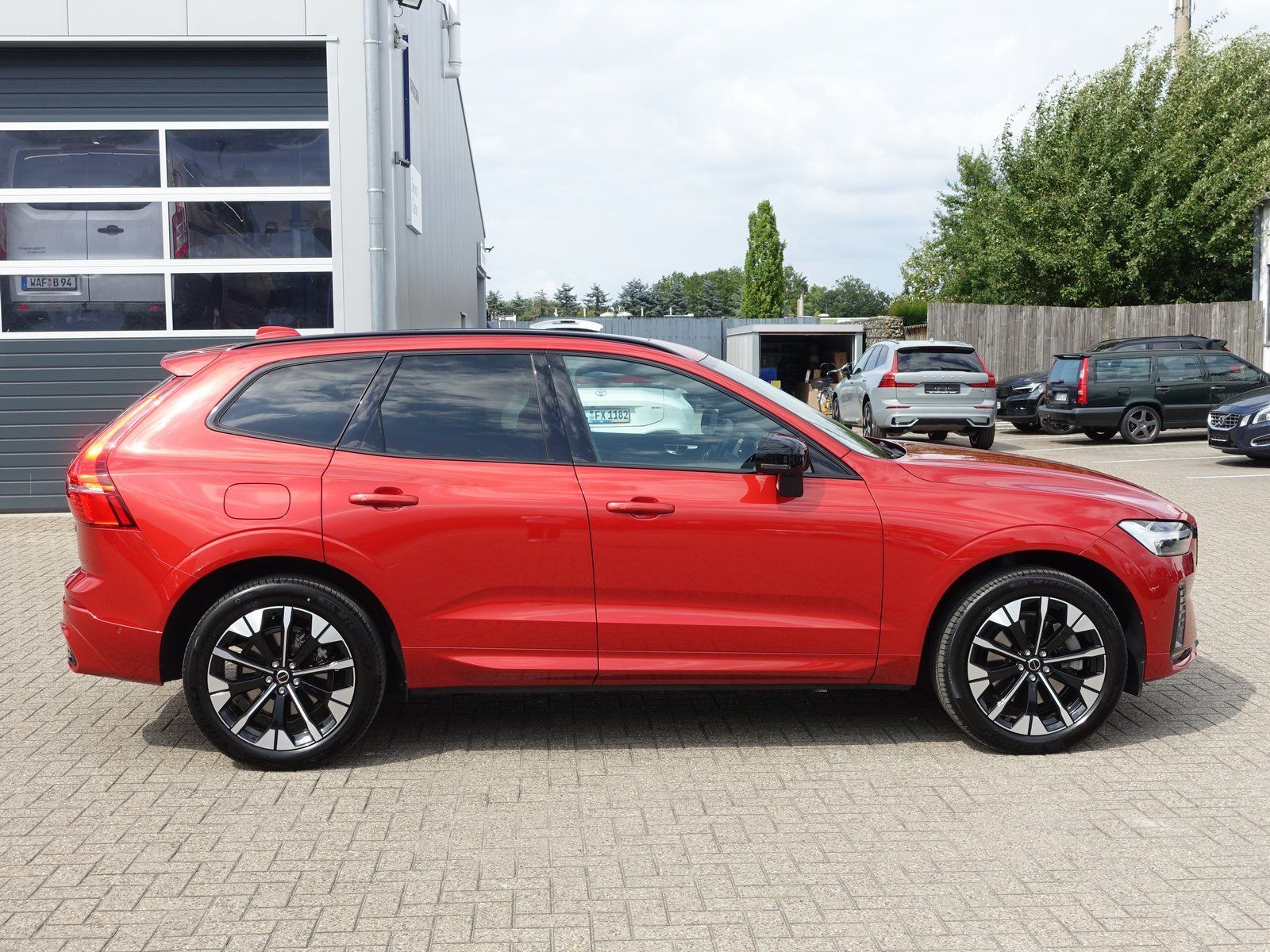 Volvo XC60 B5 Ultimate Dark AWD - Samsaru's Car Outlet