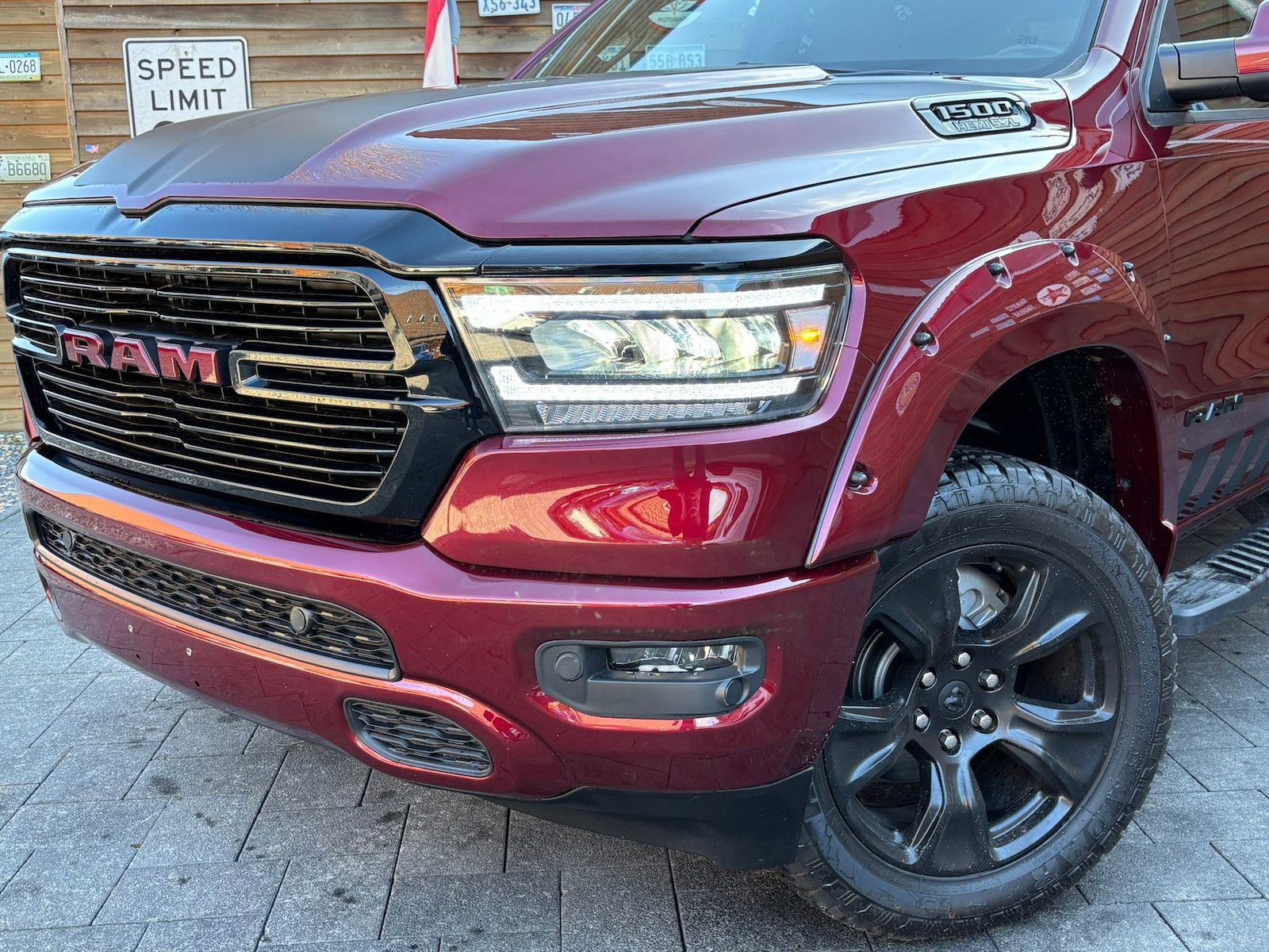 Dodge RAM 1500 5,7L BigHorn Crew Cab LED AHK 4x4 LPG