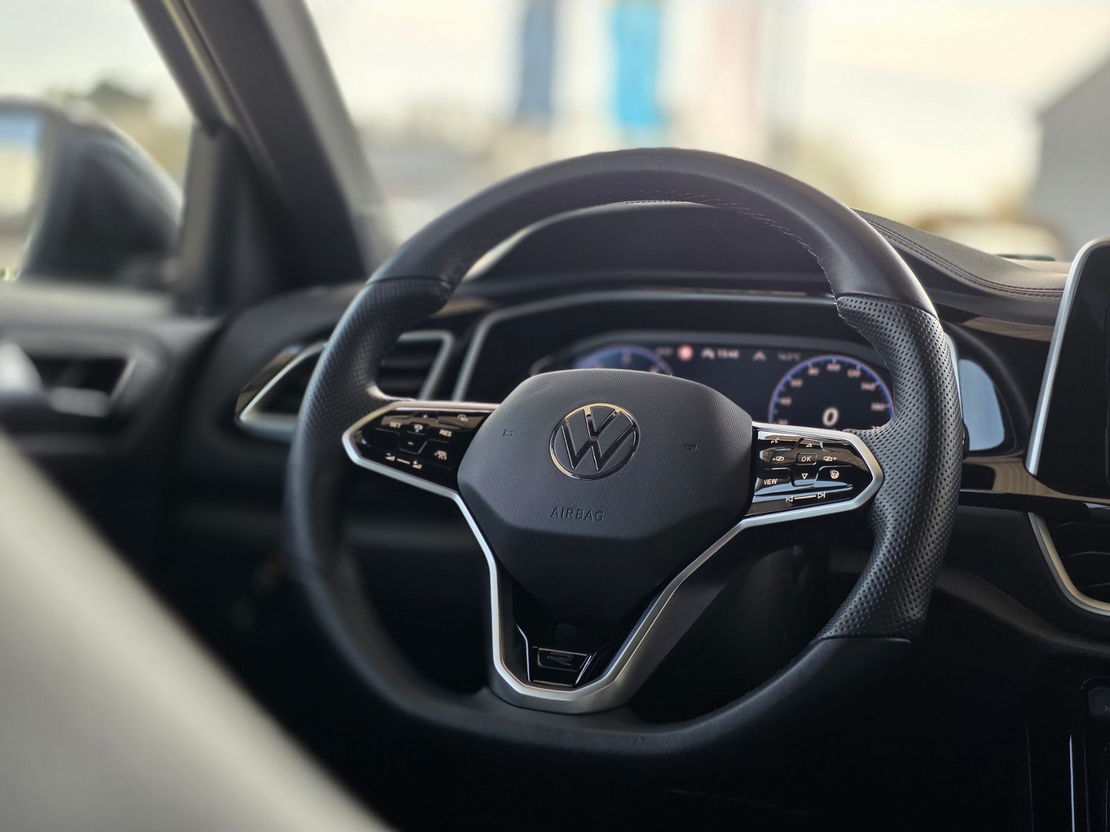 Volkswagen T-Roc 2.0 TDI DSG R-Line - Samsaru's Car Outlet