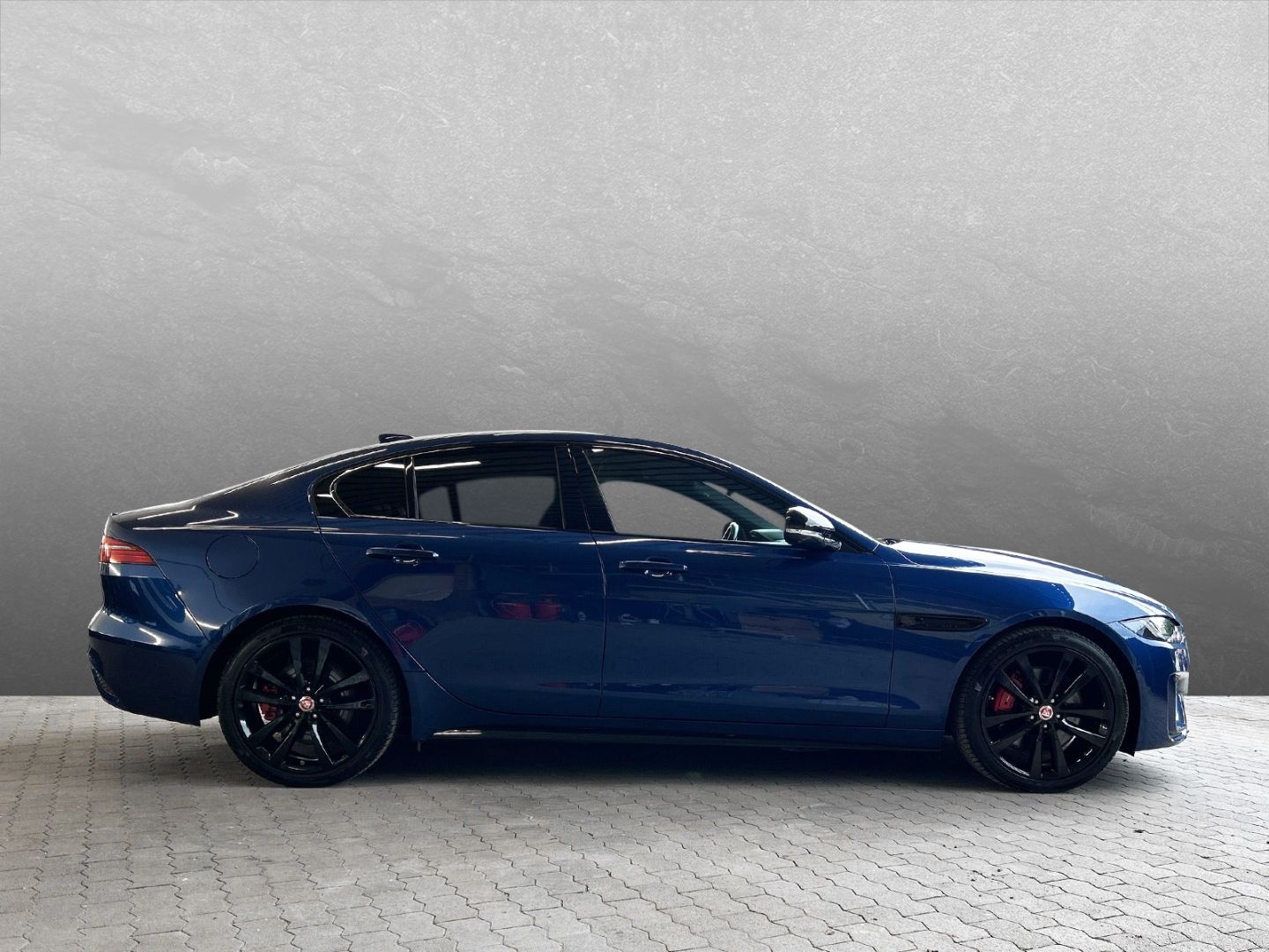 Jaguar XE R-Dynamic Black D200 Mild-Hybrid EU6d Meridia