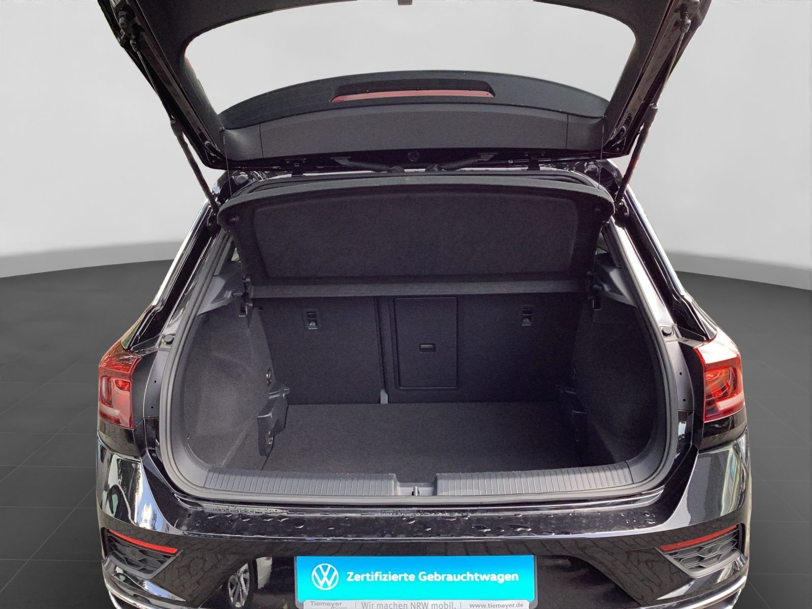 Volkswagen T-Roc 1.5 TSI DSG R-LINE - Samsaru's Car Outlet