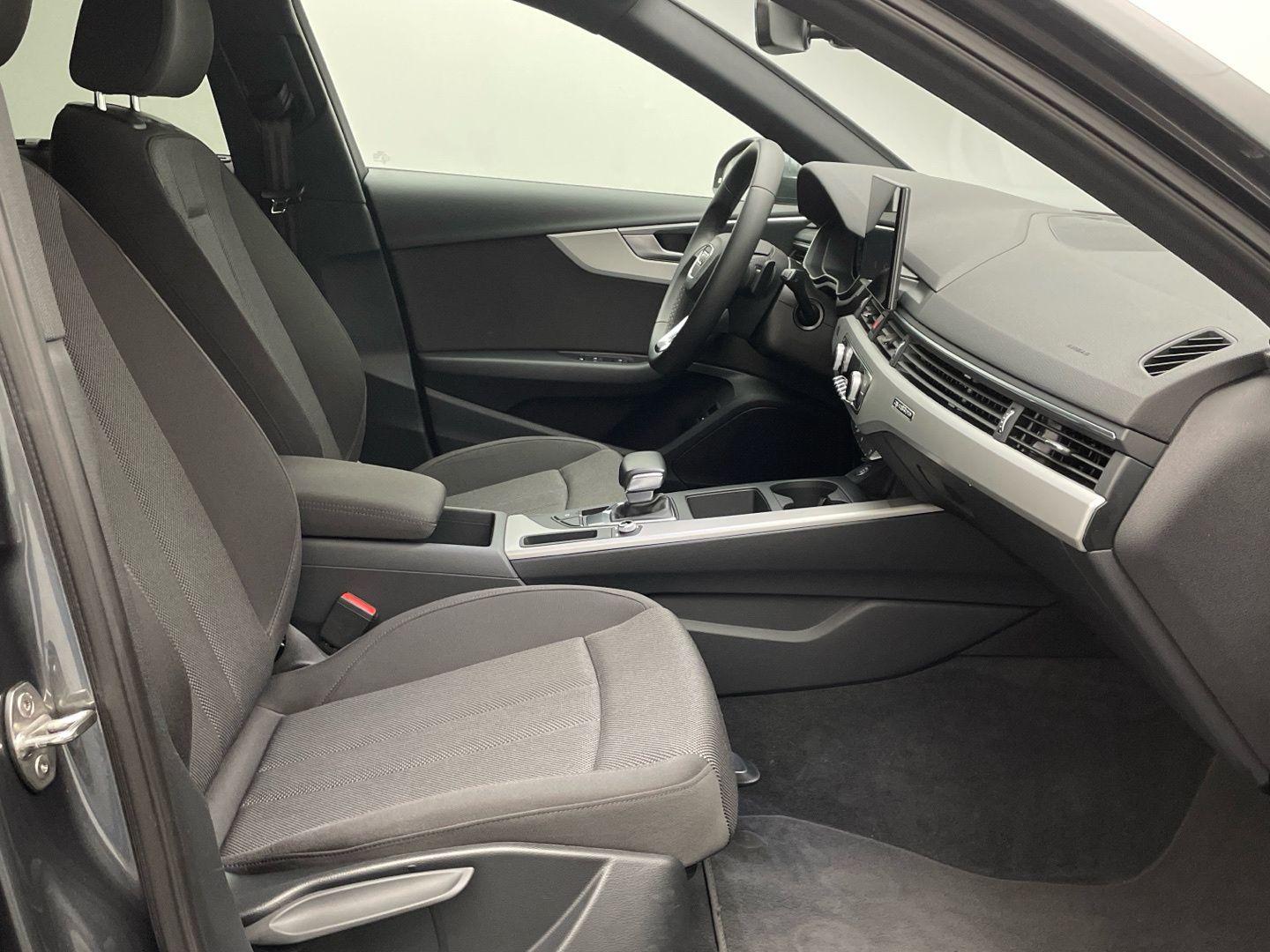 Audi A4 Avant 45 TFSI quattro S line - Samsaru's Car Outlet