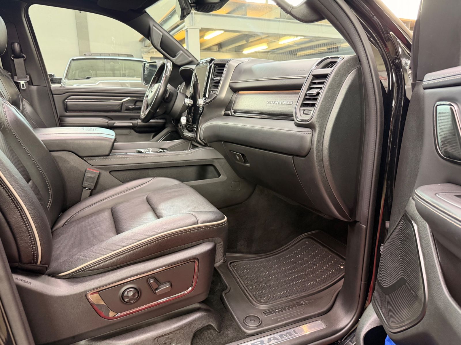 Dodge RAM 1500 5.7 4X4 LIMITED Night LPG Pano Head-Up