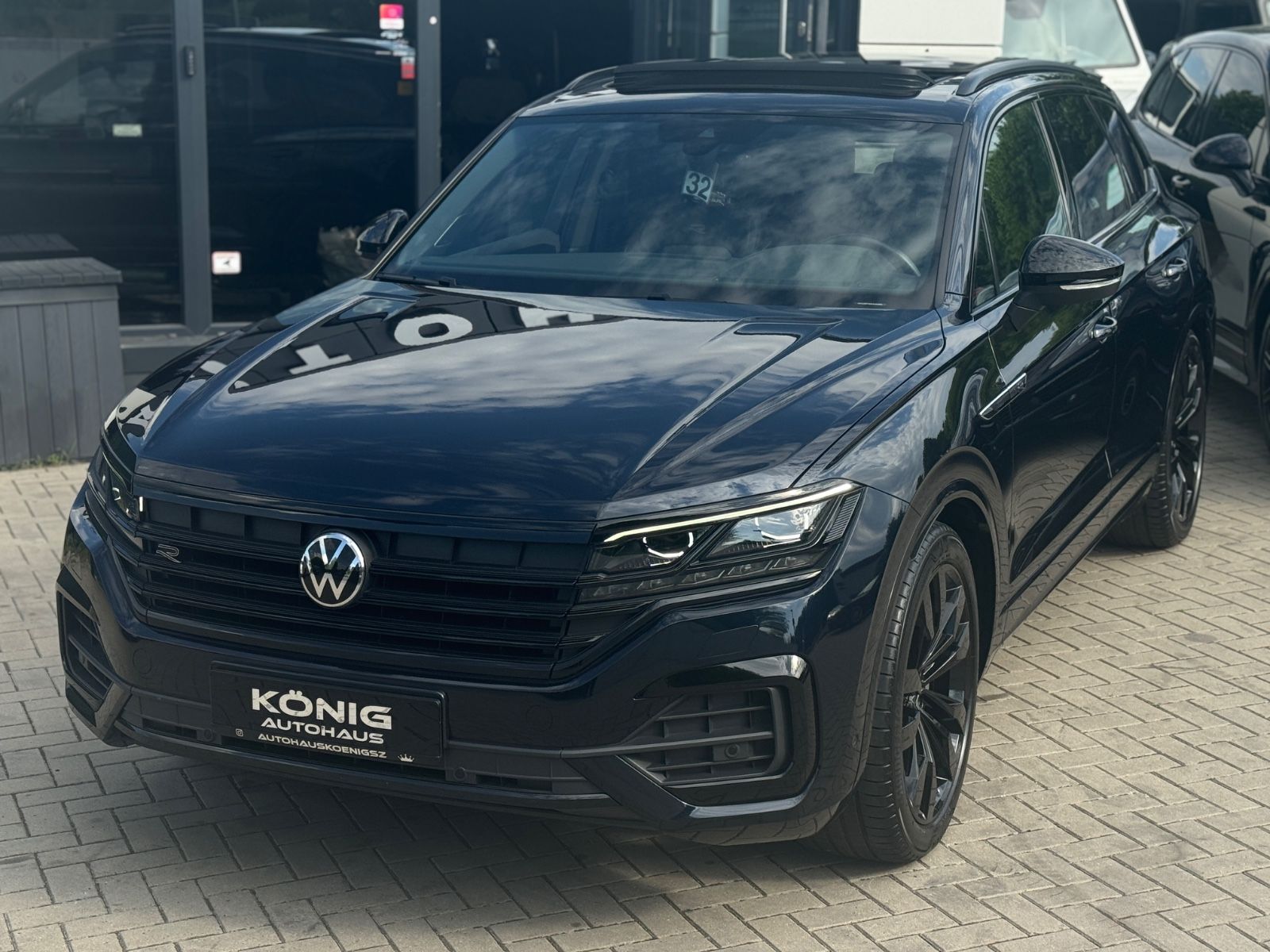 Volkswagen Touareg R-Line 4M Black - Samsaru's Car Outlet
