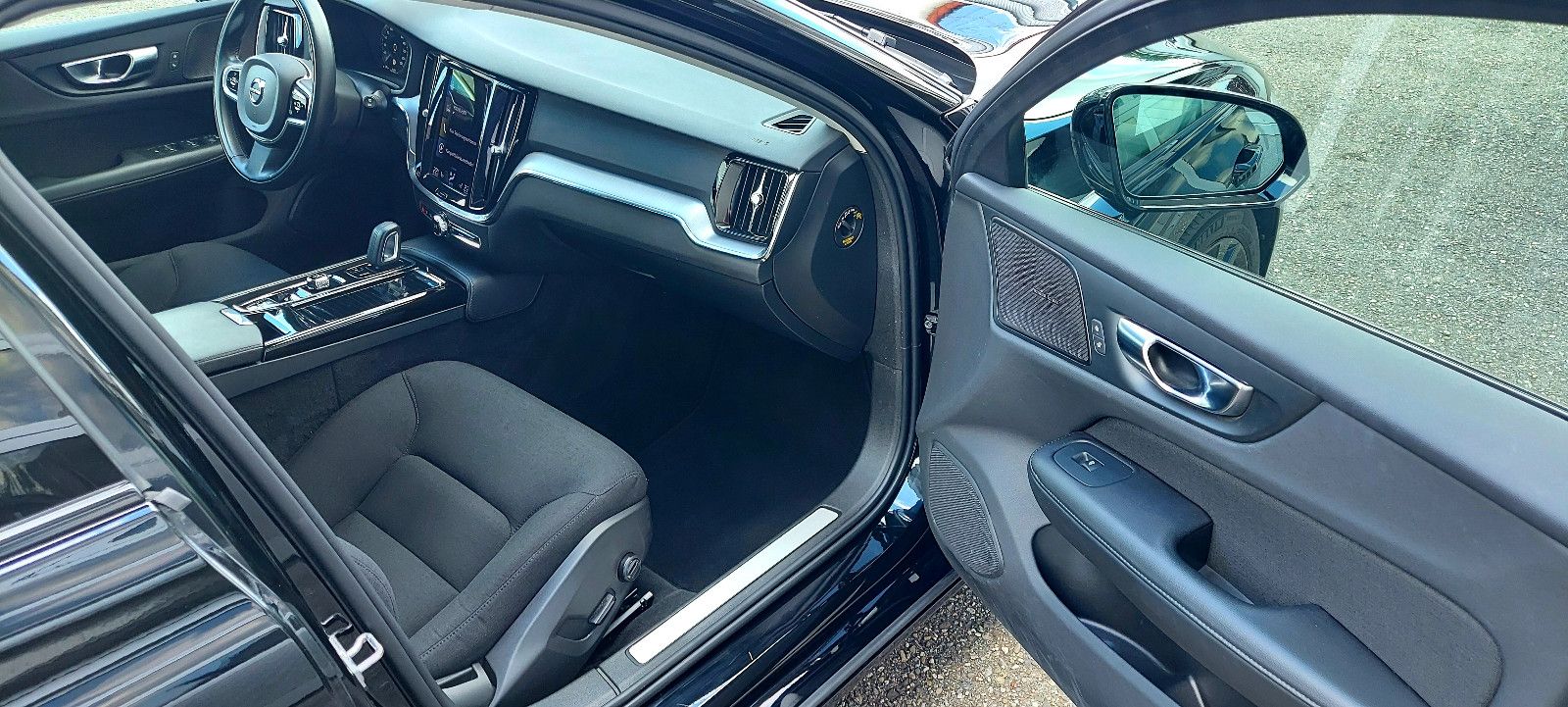 Volvo V60 T6 R-Design Expression Plug-In Hybrid AWD