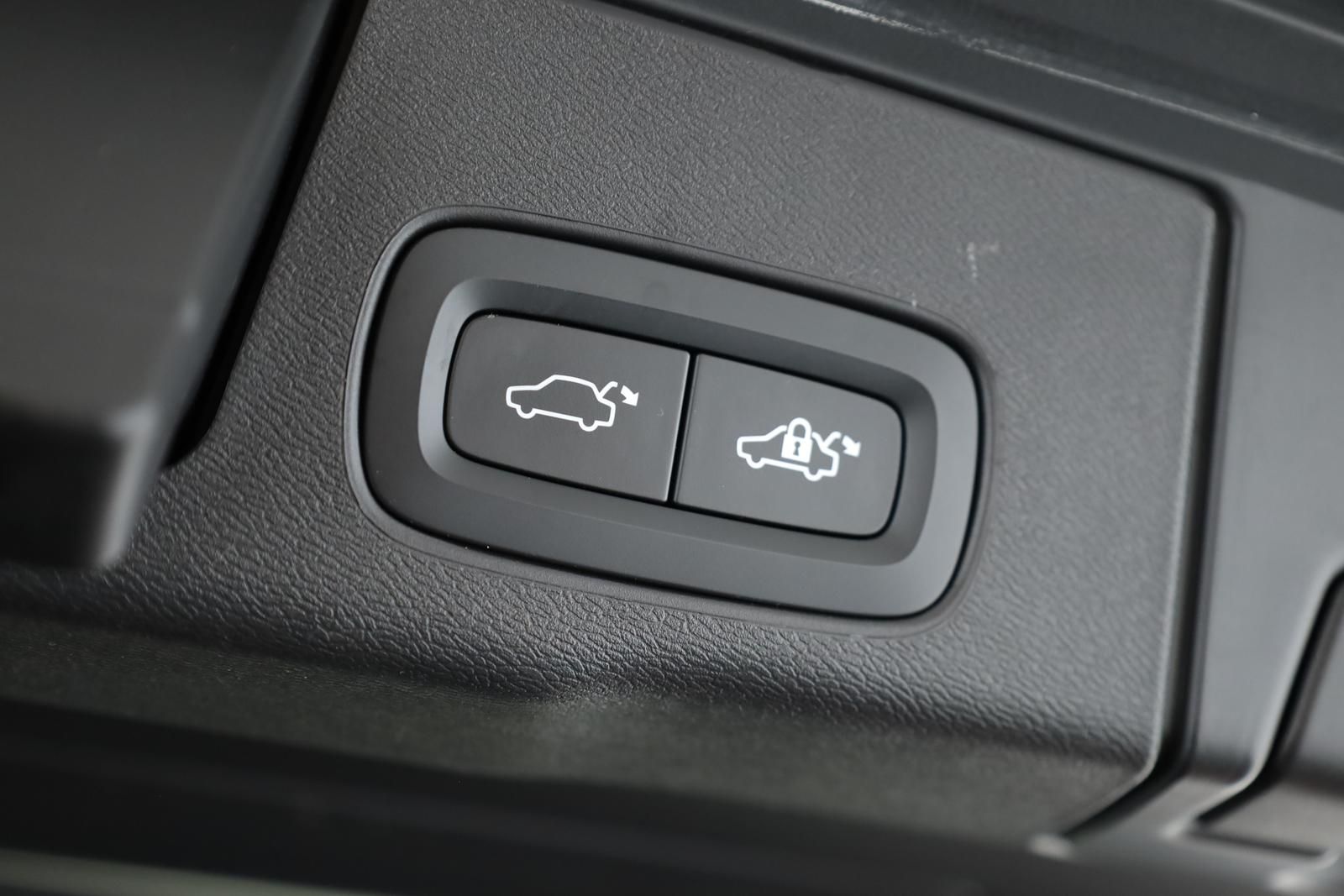 Volvo XC60 Recharge T6 AWD Core Pano Kam STHZ 20" AHK