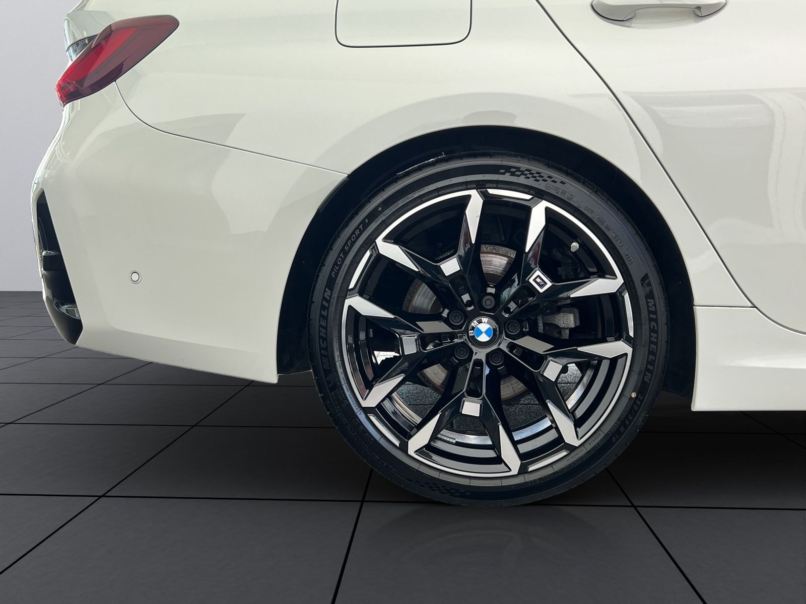 BMW 320i Touring M-Sport adapLED ACC 360° Pano AHK