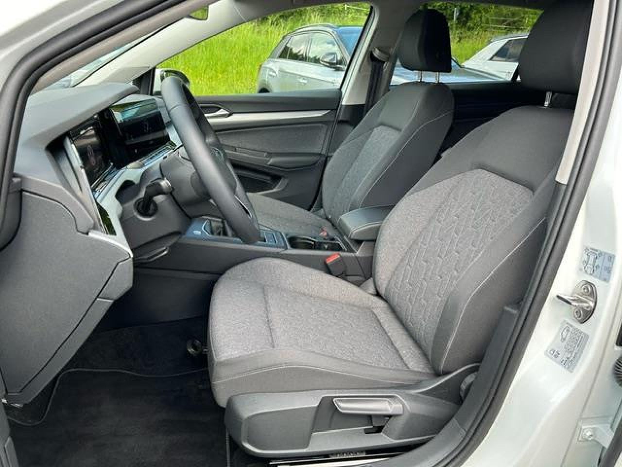 Volkswagen Golf VIII Move 1.5 l TSI - Samsaru's Car Outlet