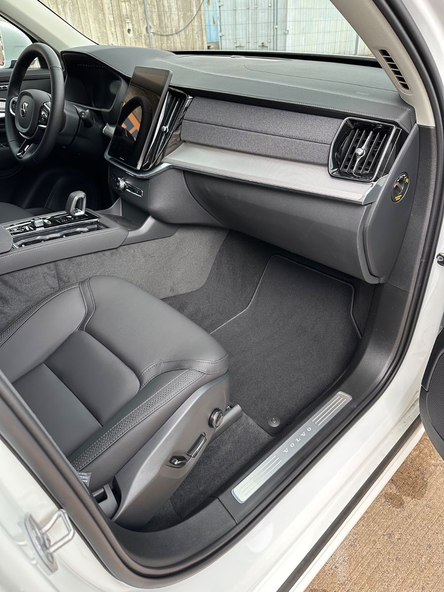 Volvo XC 90 Core AWD - Samsaru's Car Outlet