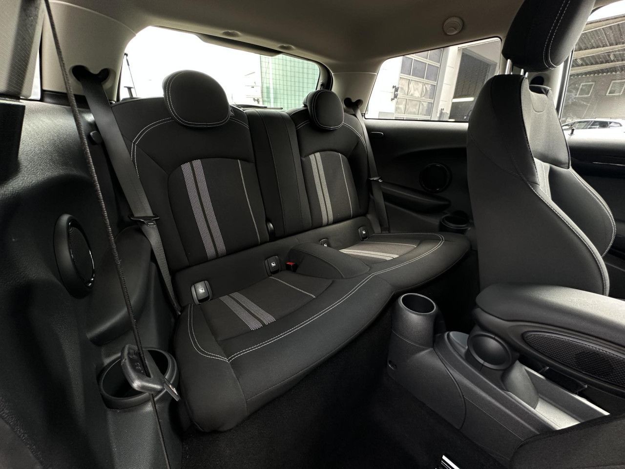 MINI Cooper SE Essential - Samsaru's Car Outlet