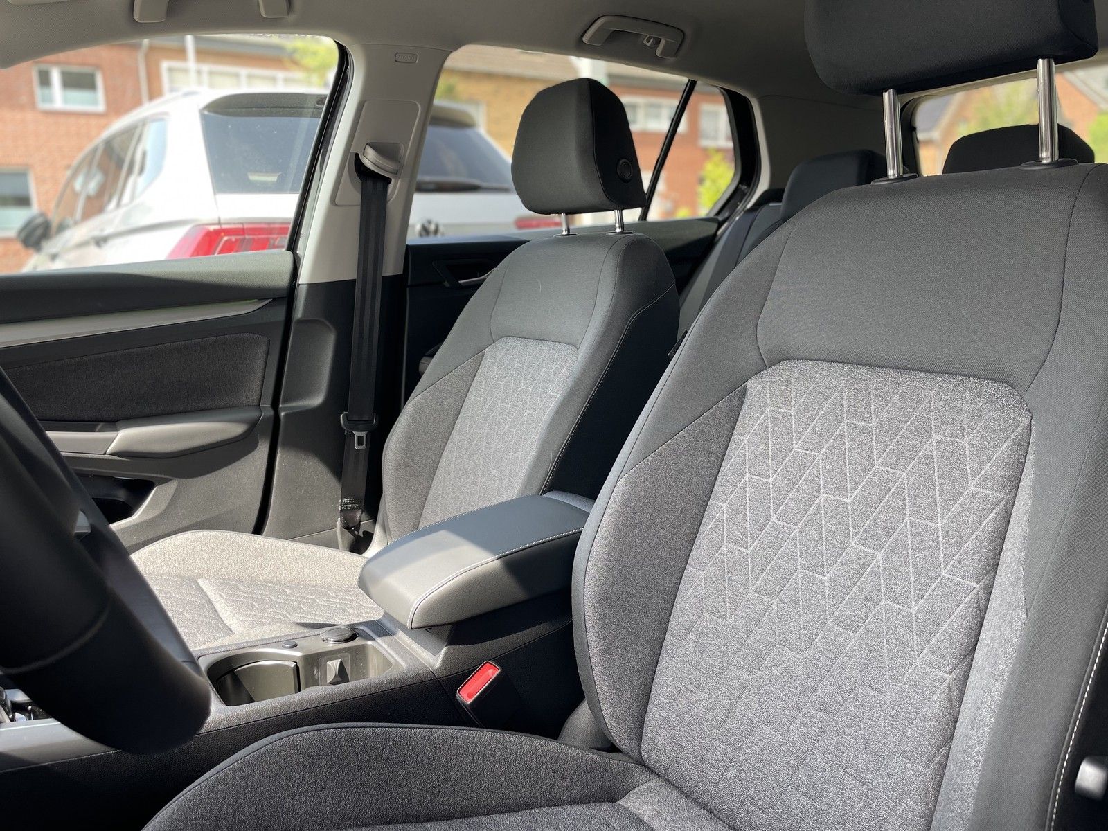 Volkswagen Golf VIII Move eTSI - Samsaru's Car Outlet