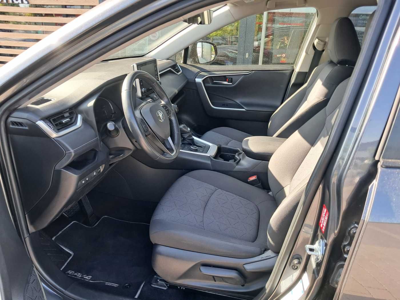 Toyota RAV4 Hybrid 4x4 - Samsaru's Car Outlet