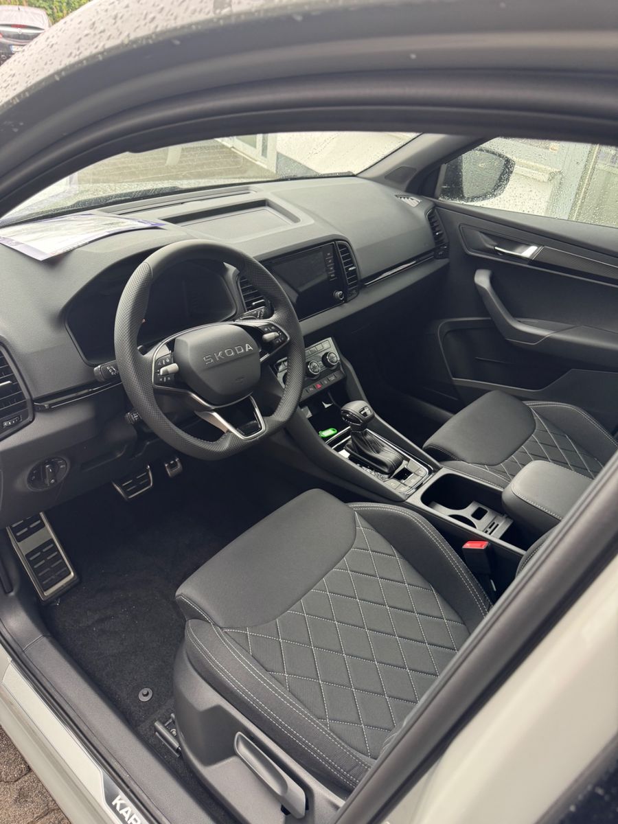 Skoda Karoq Sportline 1,5TSI DSG, Pano,AHK,19,360°,5Ja