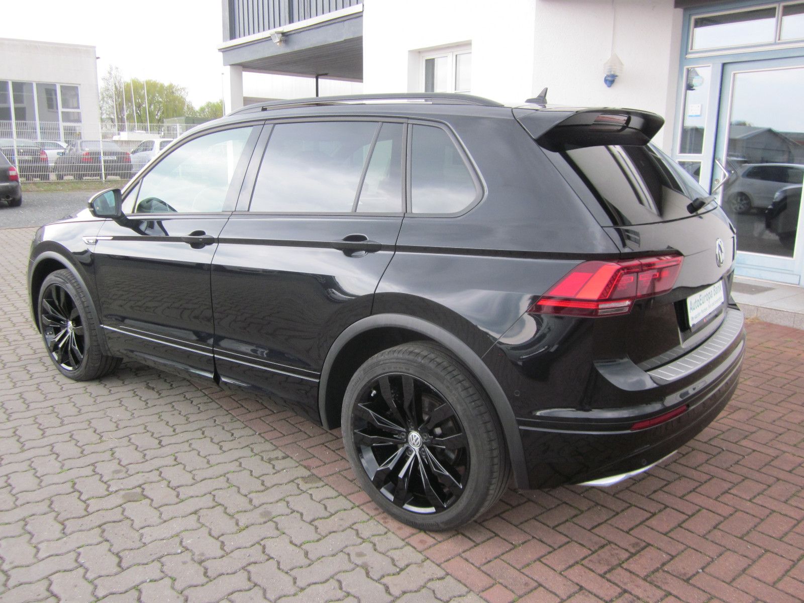 Volkswagen Tiguan 4M R-Line Black - Samsaru's Car Outlet