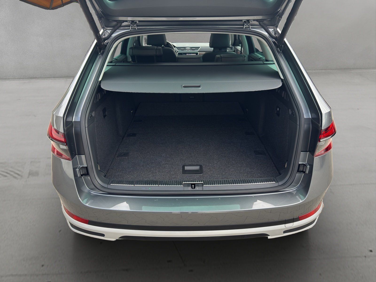Skoda Superb Combi 2.0 TSI Scout Final 4x4/AHK/PANO/